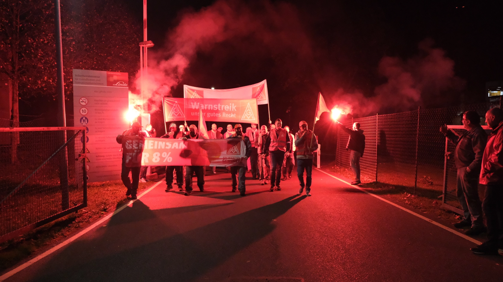 Warnstreik nach dem Ende der Friedenspflicht in der Metall- und Elektroindustrie in Bayern
