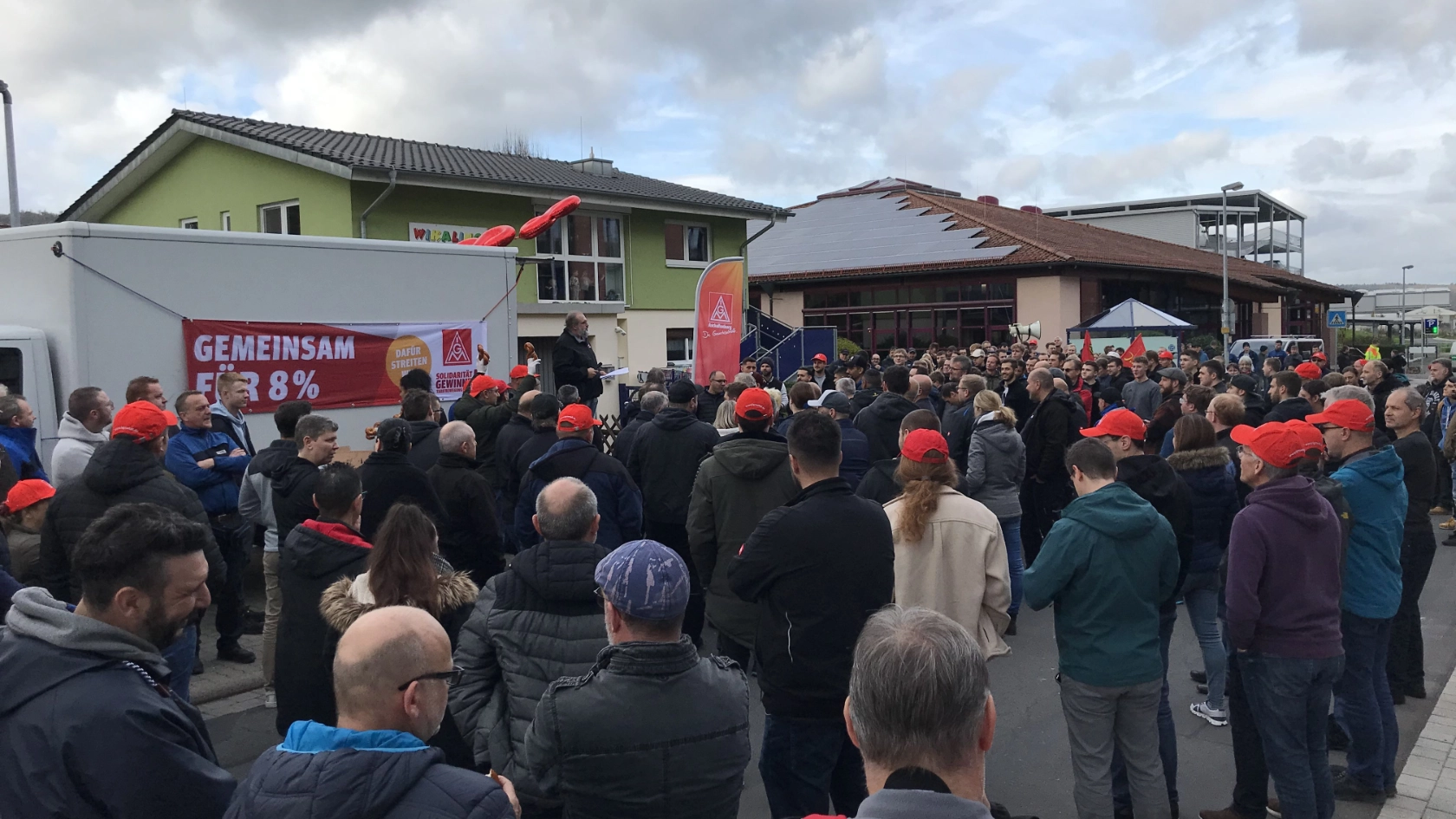 Warnstreik bei WIKA Alexander Wiegand in Klingenberg am 07.11. im Rahmen der Tarifrunde M+E 2022
