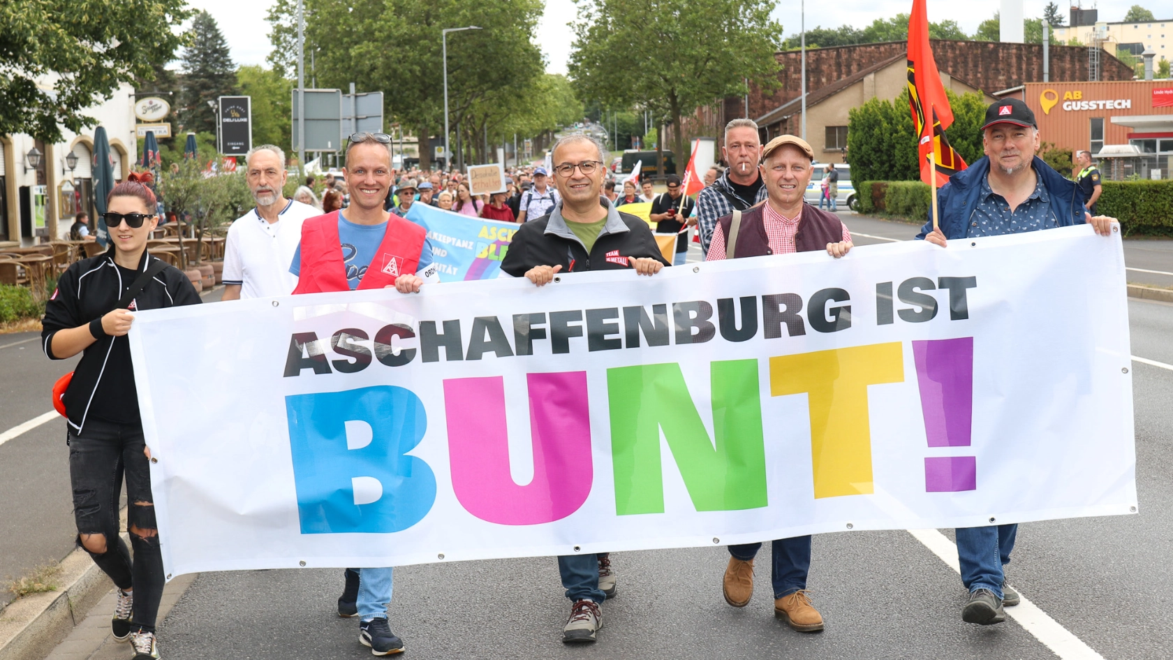 Demozug „Demokratie“ vom Linde Werk in Schweinheim zum Schlossplatz