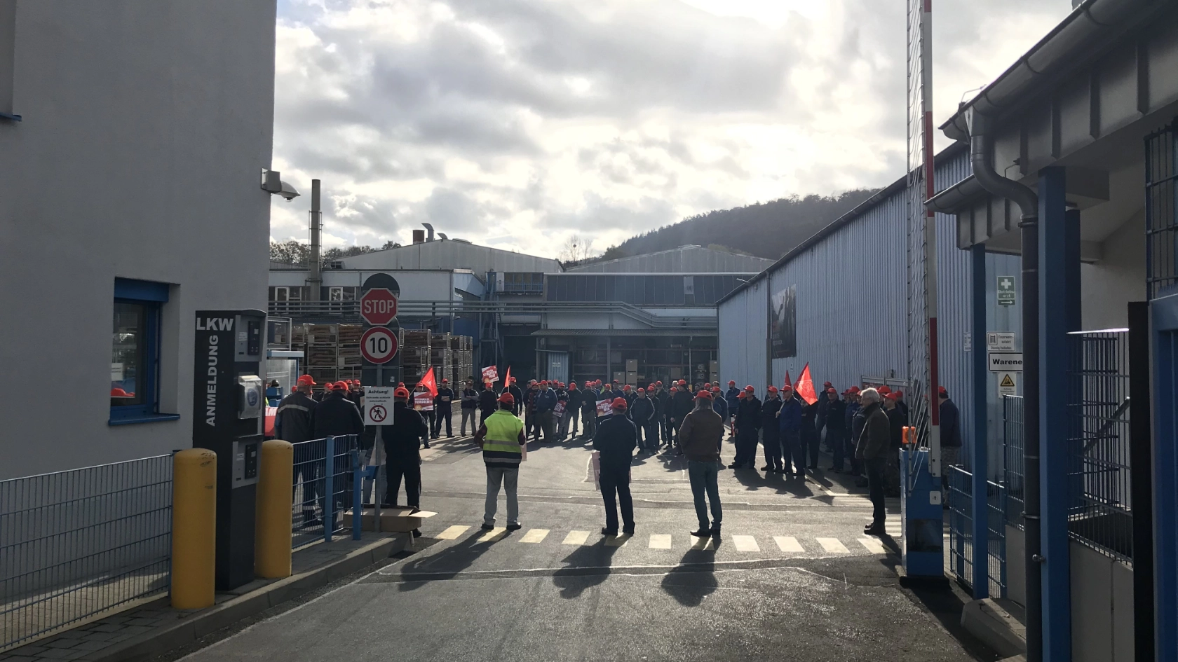 Warnstreik bei Düker in Laufach am 10.11 im Rahmen der Tarifrunde M+E 2022