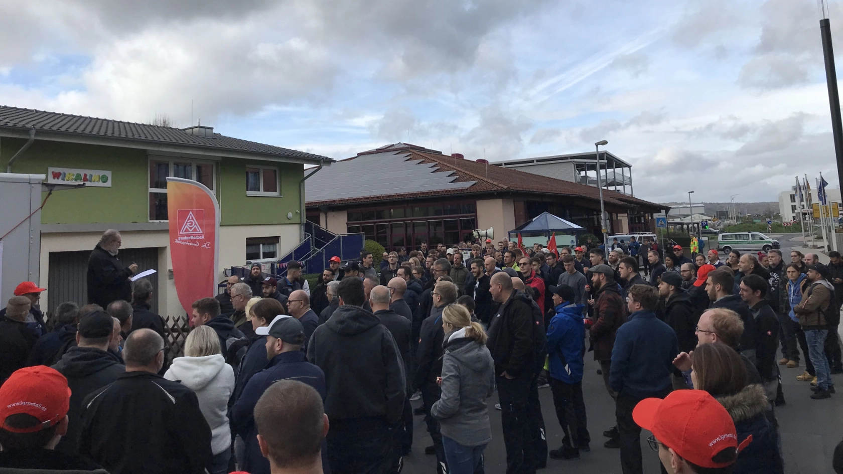 Warnstreik bei WIKA Alexander Wiegand in Klingenberg am 07.11. im Rahmen der Tarifrunde M+E 2022