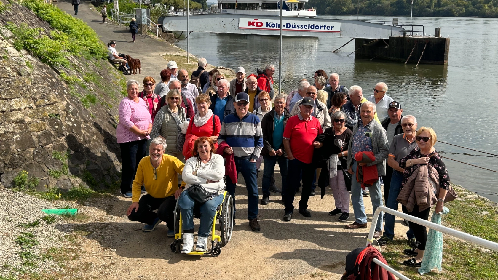 Der Senioren-Arbeitskreis der IG Metall Aschaffenburg am Schiffsanleger in Rüdesheim.