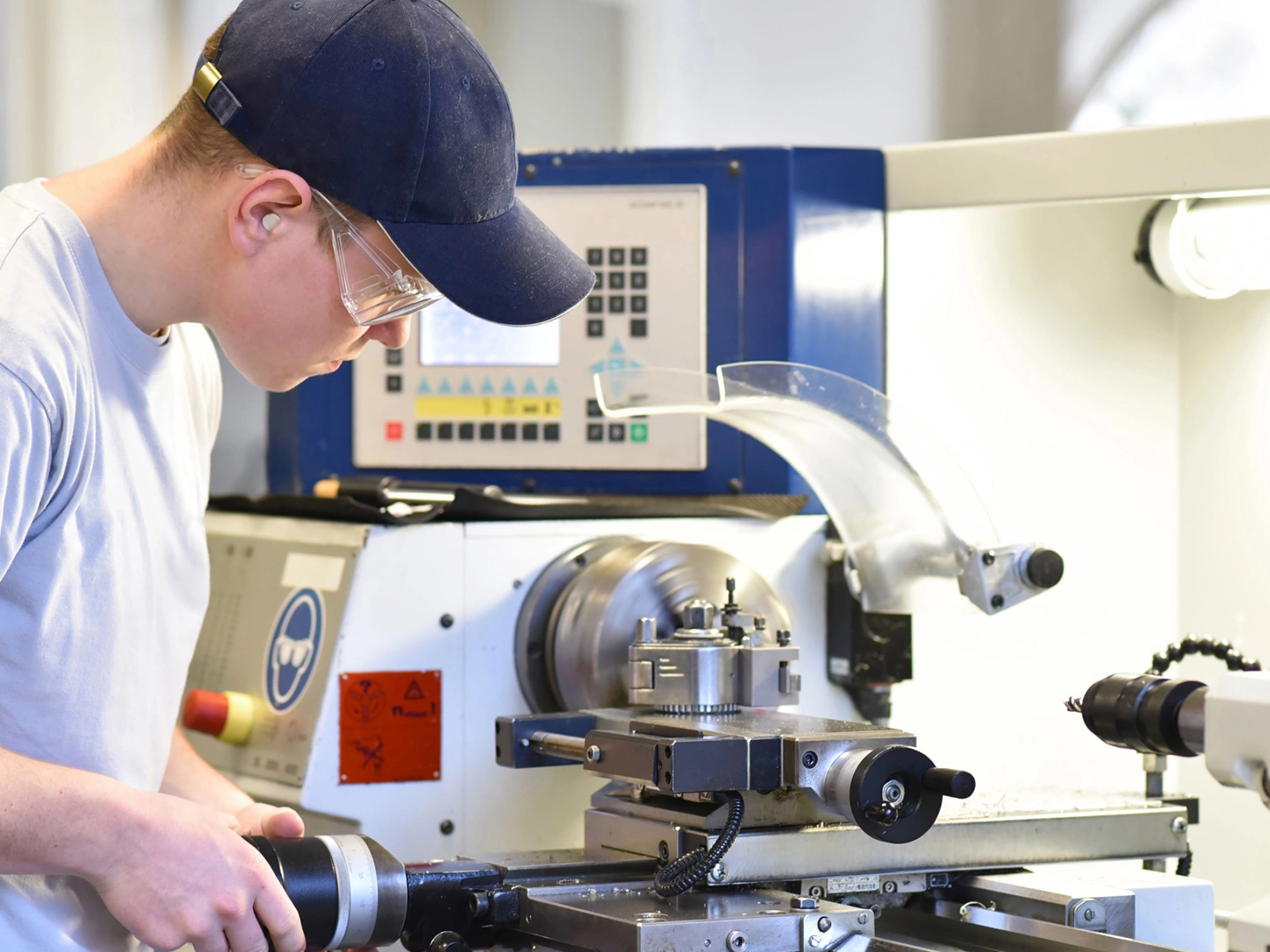 Auszubildender an einer Drehmaschine
