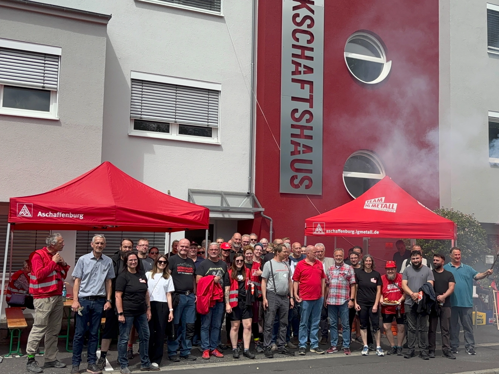 Gruppenbild mit der „Fackel der Solidarität“ am Tag der offenen Tür 2025