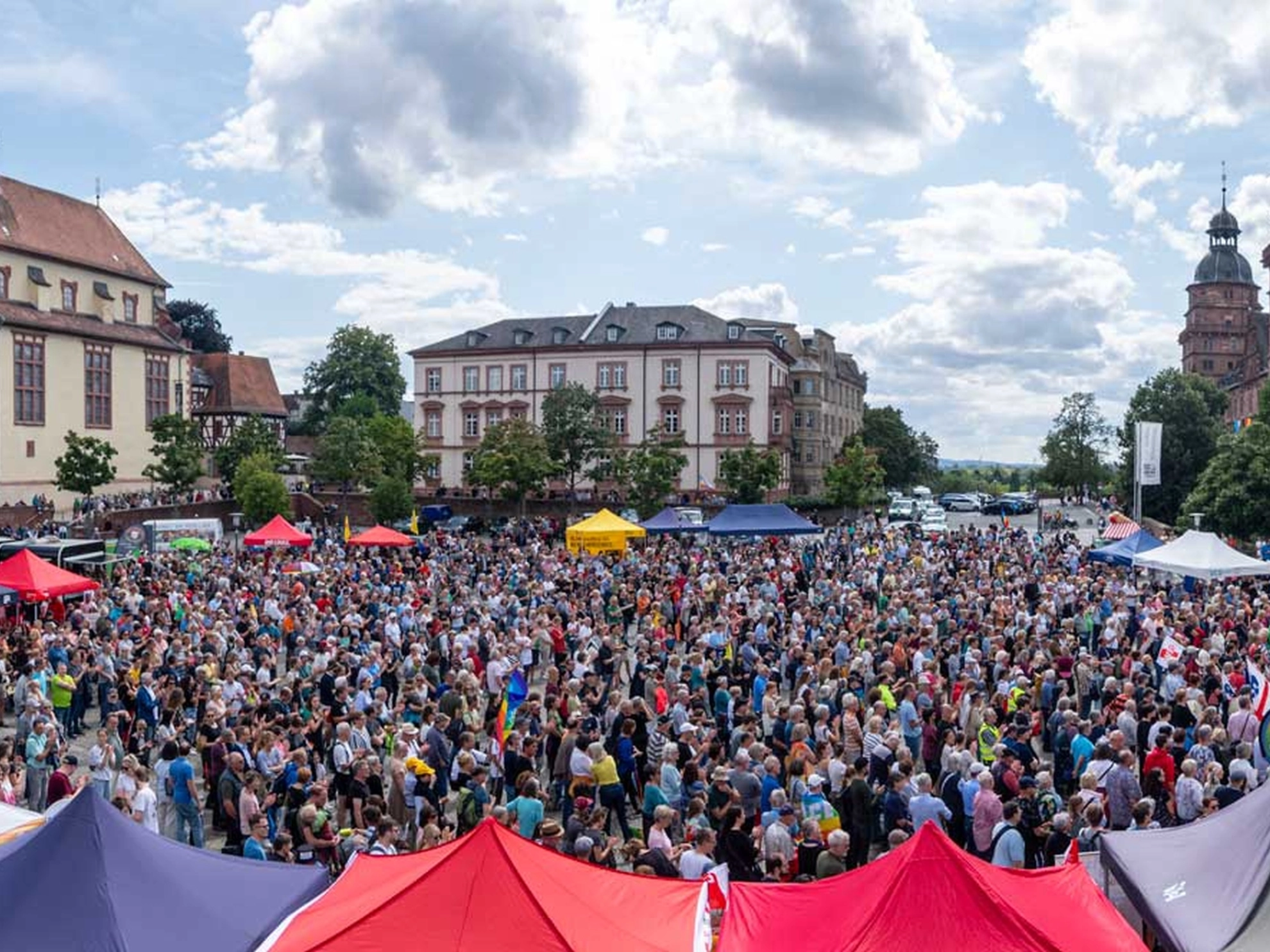 3.500 Teilnehmende auf dem Festival der Demokratie auf dem Schlossplatz in Aschaffenburg