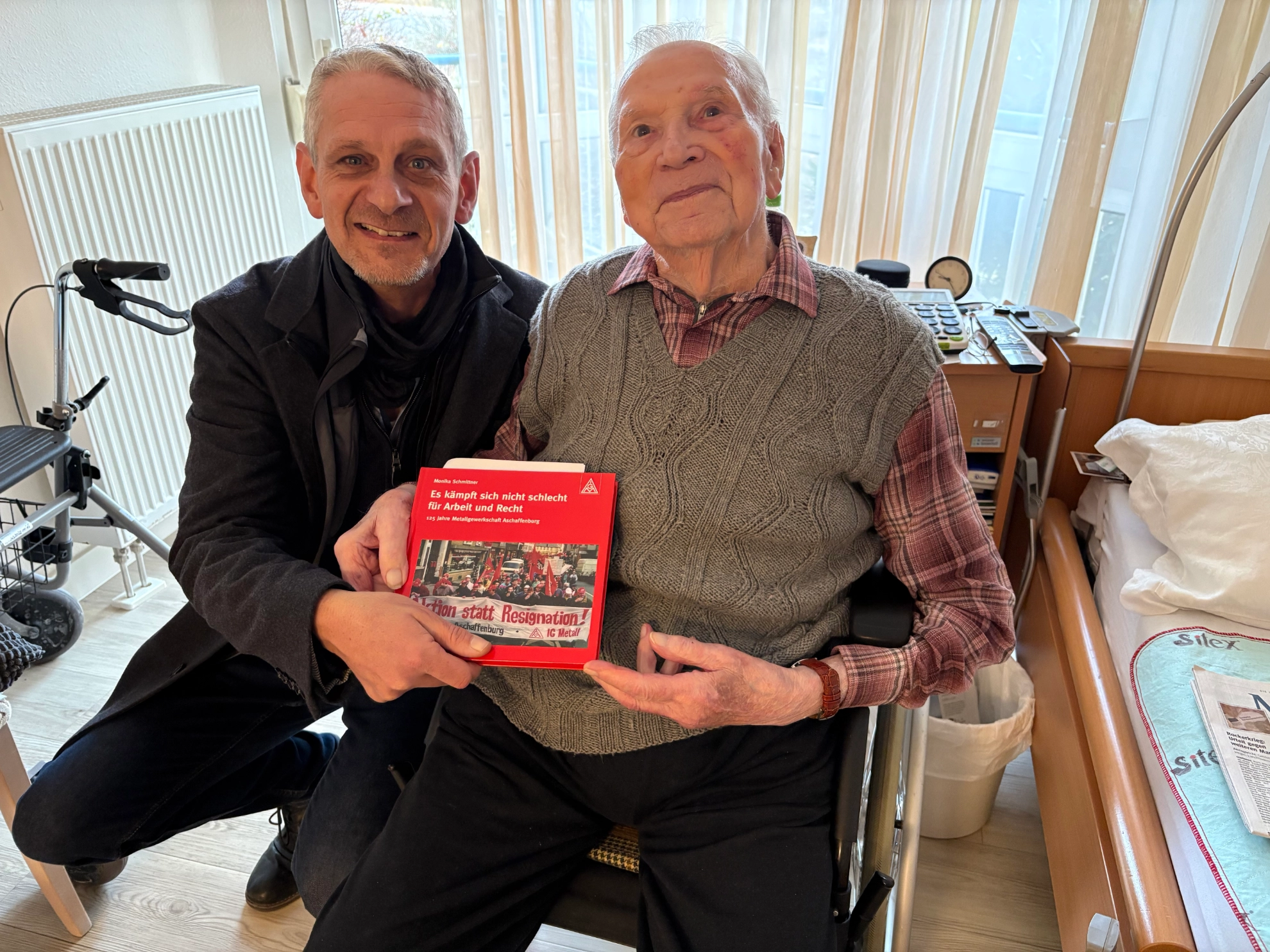 Percy Scheidler, 1. Bevollmächtigter der IG Metall Aschaffenburg gratuliert Karl Heinz Zoll zur 75-jährigen Mitgliedschaft und bedankt sich für das langjährige Engagement.