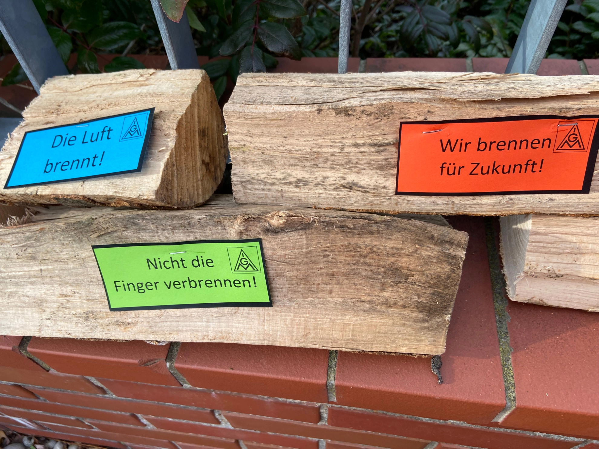 Holzscheite mit Botschaften der Beschäftigten von Joyson an das Management