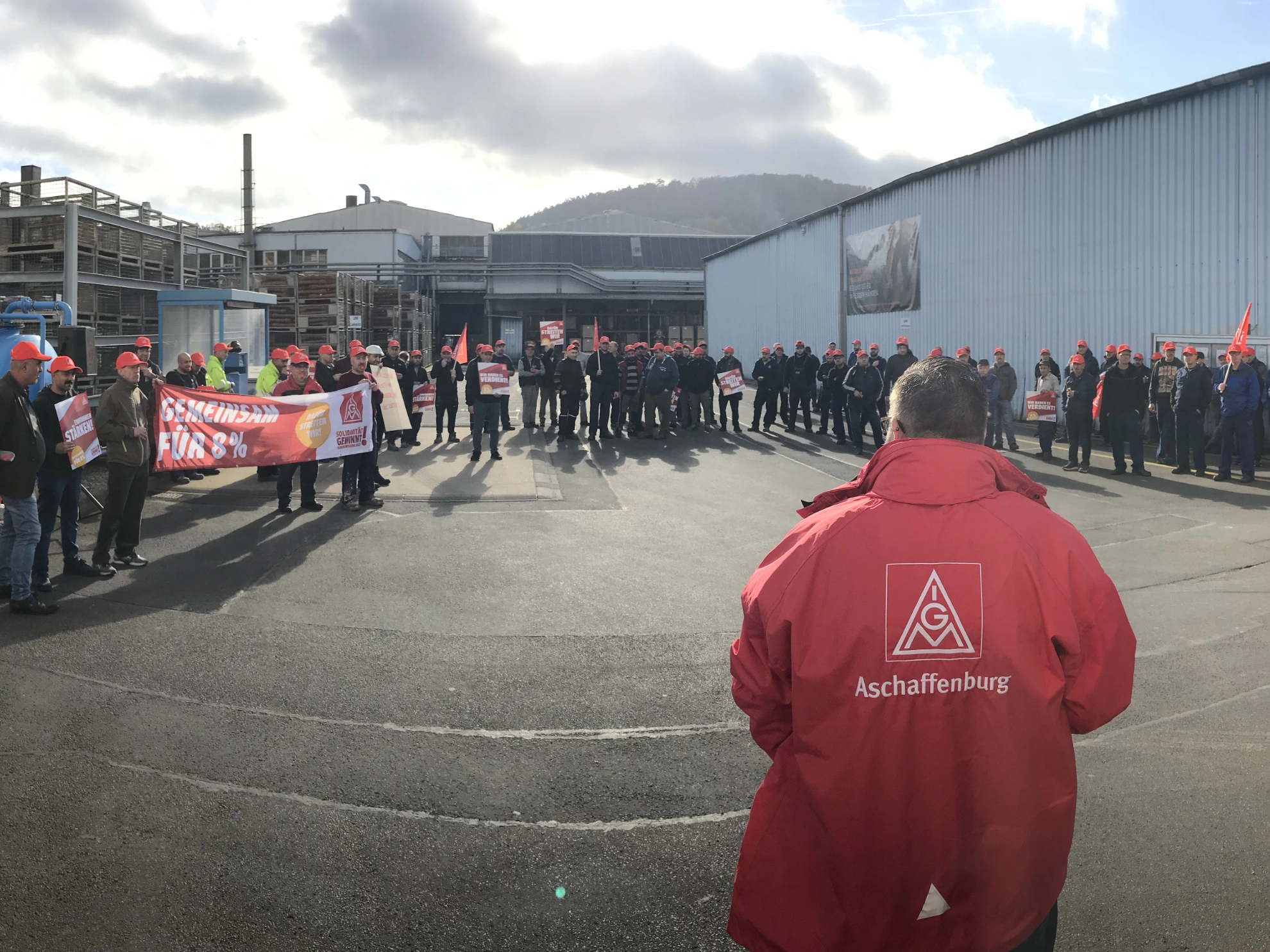 Warnstreik bei Düker in Laufach am 10.11 im Rahmen der Tarifrunde M+E 2022