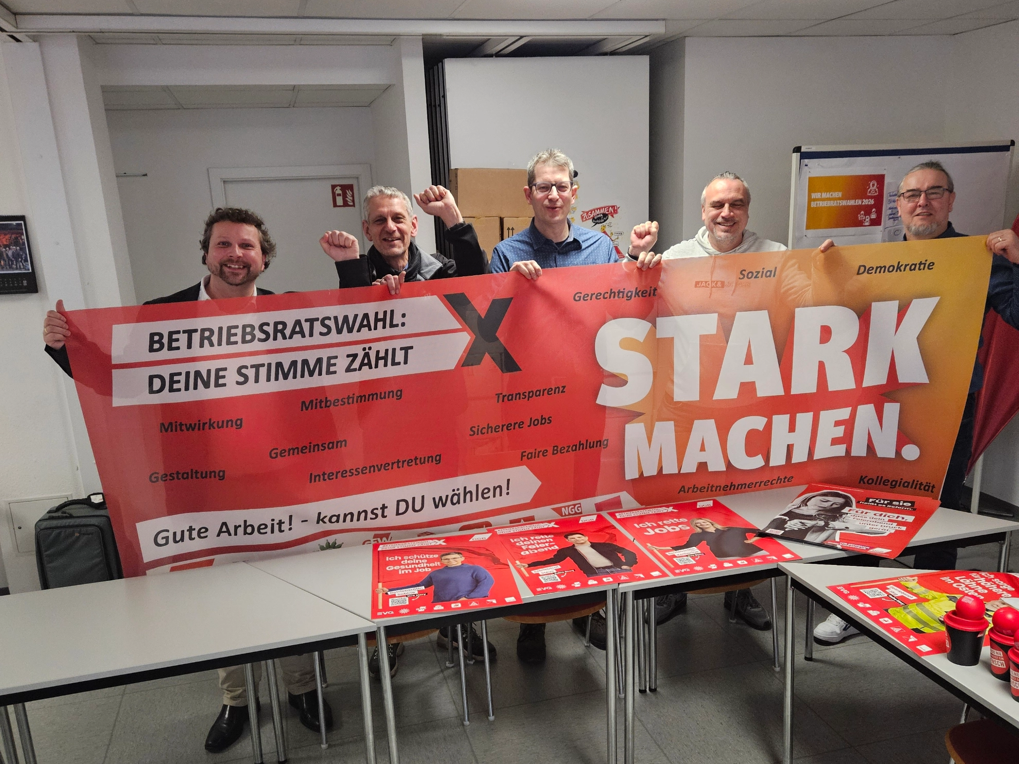 Das Bild zeigt die Teilnehmer der Pressekonferenz des DGB