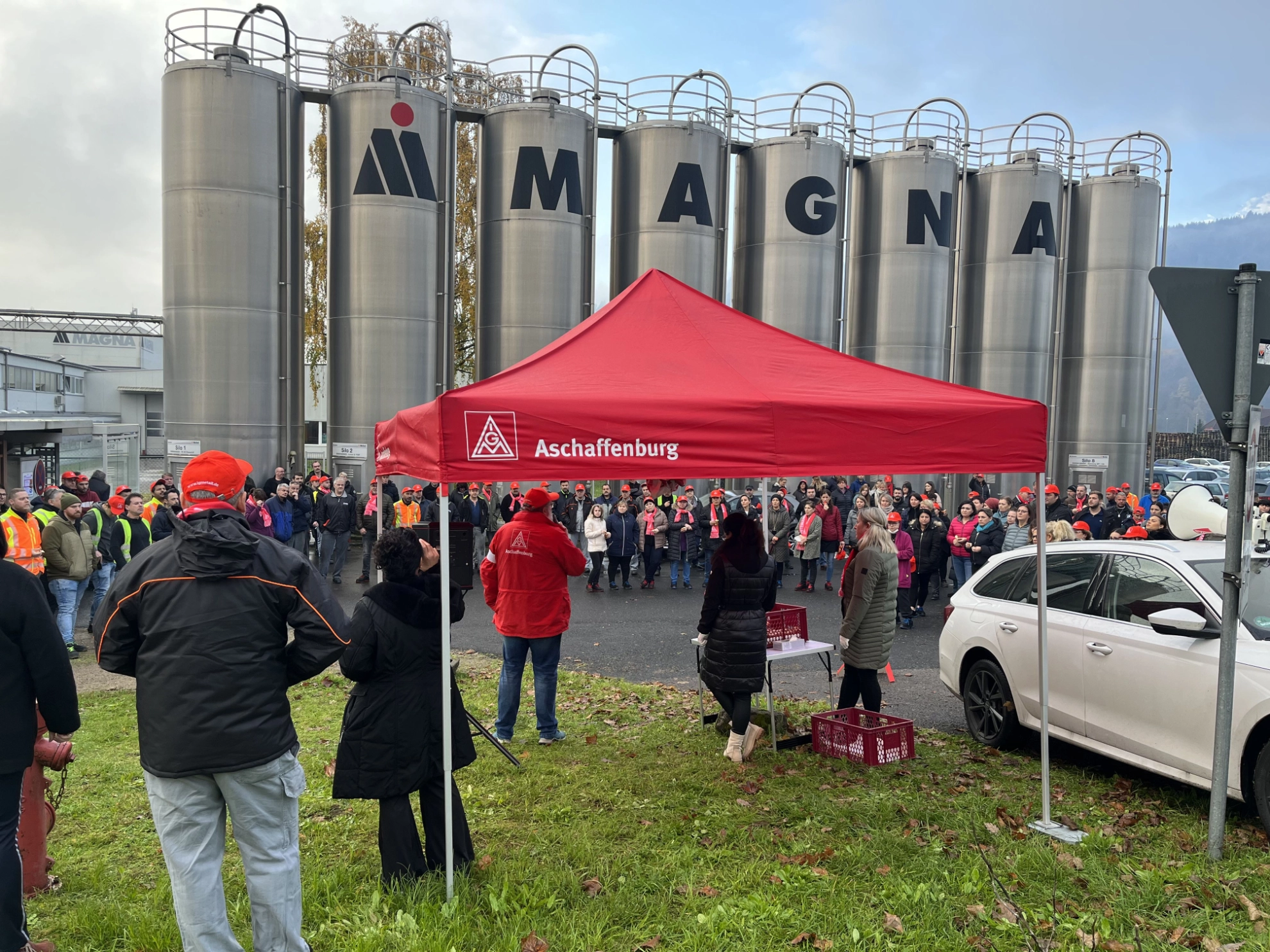 Warnstreik bei Magna Mirrors in Dorfprozelten am 16.11. im Rahmen der Tarifrunde M+E 2022