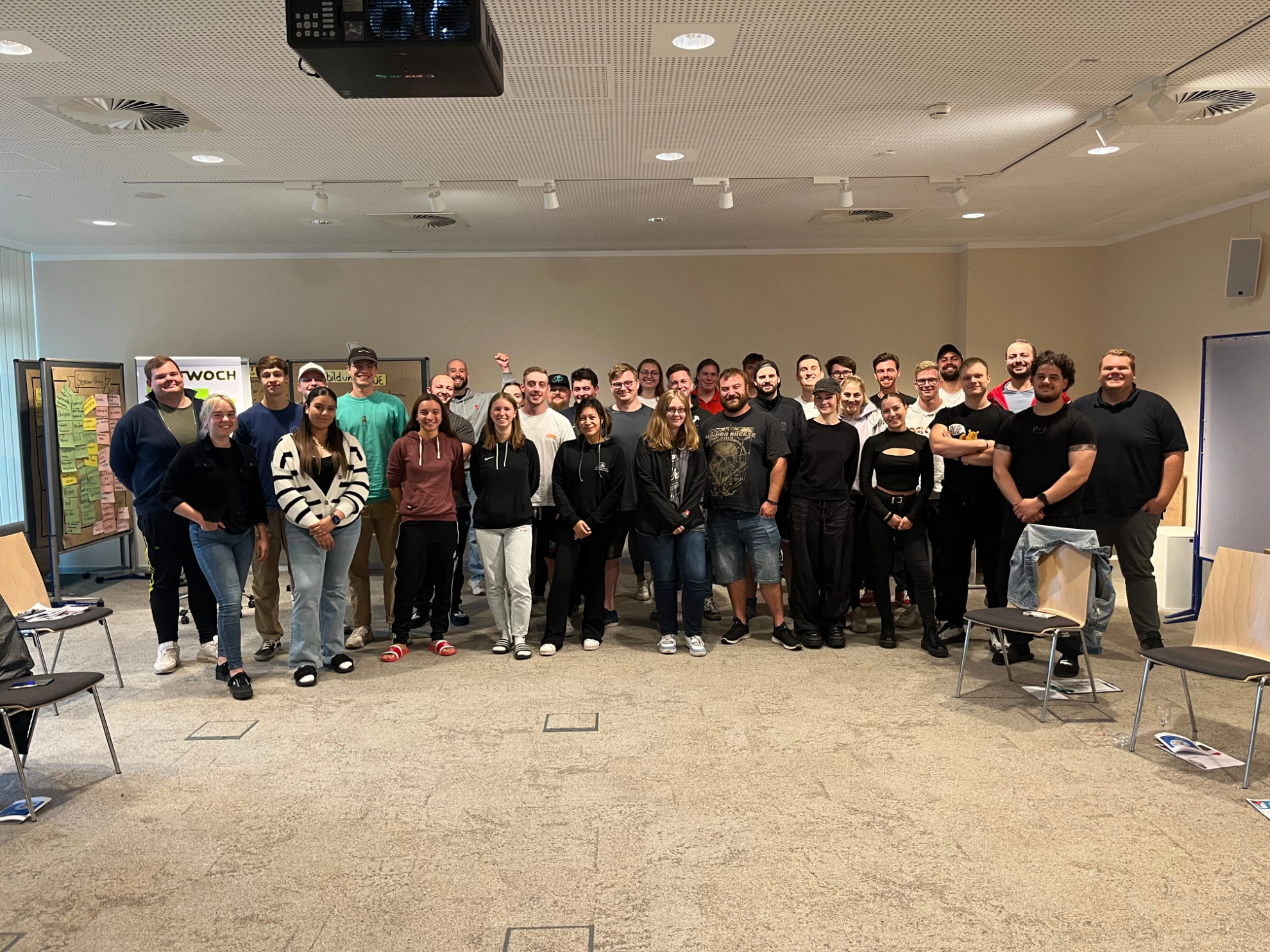 Mitglieder des Ortsjugendausschusses machten sich am 02. August 2023 auf den Weg in die Rhön. Dort veranstalteten wir mit dem Ortsjugendausschuss (OJA) Schweinfurt und Würzburg eine gemeinsame OJA-Sitzung. Die Teilnehmenden des parallel stattfindenden Jugend1-Seminares wurden direkt mit eingebunden und besuchten somit (teilweise) ihre erste OJA-Sitzung.