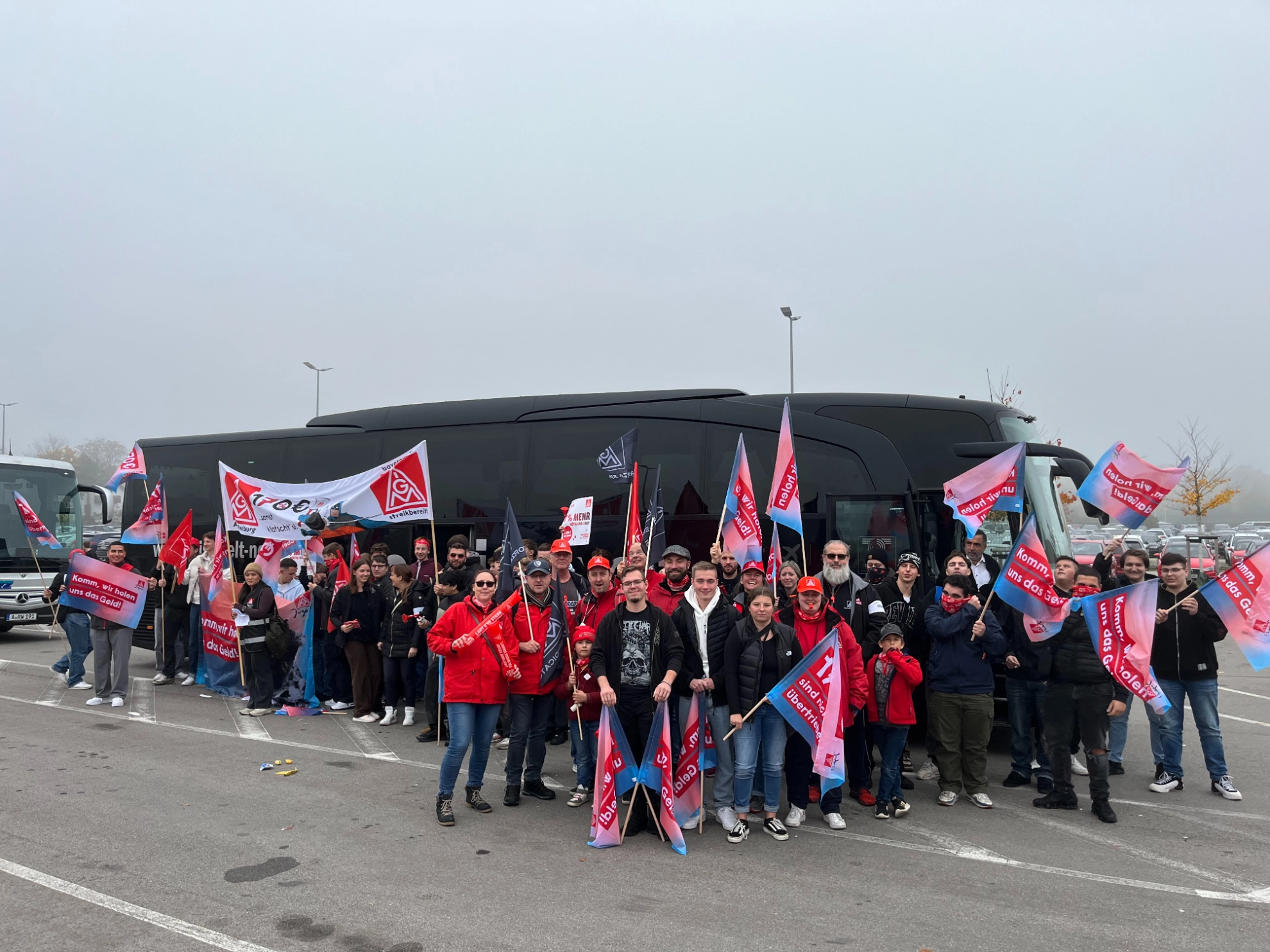 Über 100 Teilnehmende aus der Geschäftsstelle Aschaffenburg beim Azubwiarnstreik in Ingolstadt am 29.10.2024