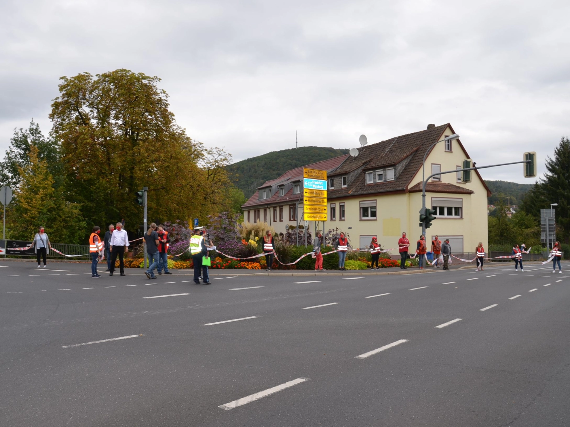 Menschenkette bei Protestaktion der Bosch Rexroth AG in Lohr