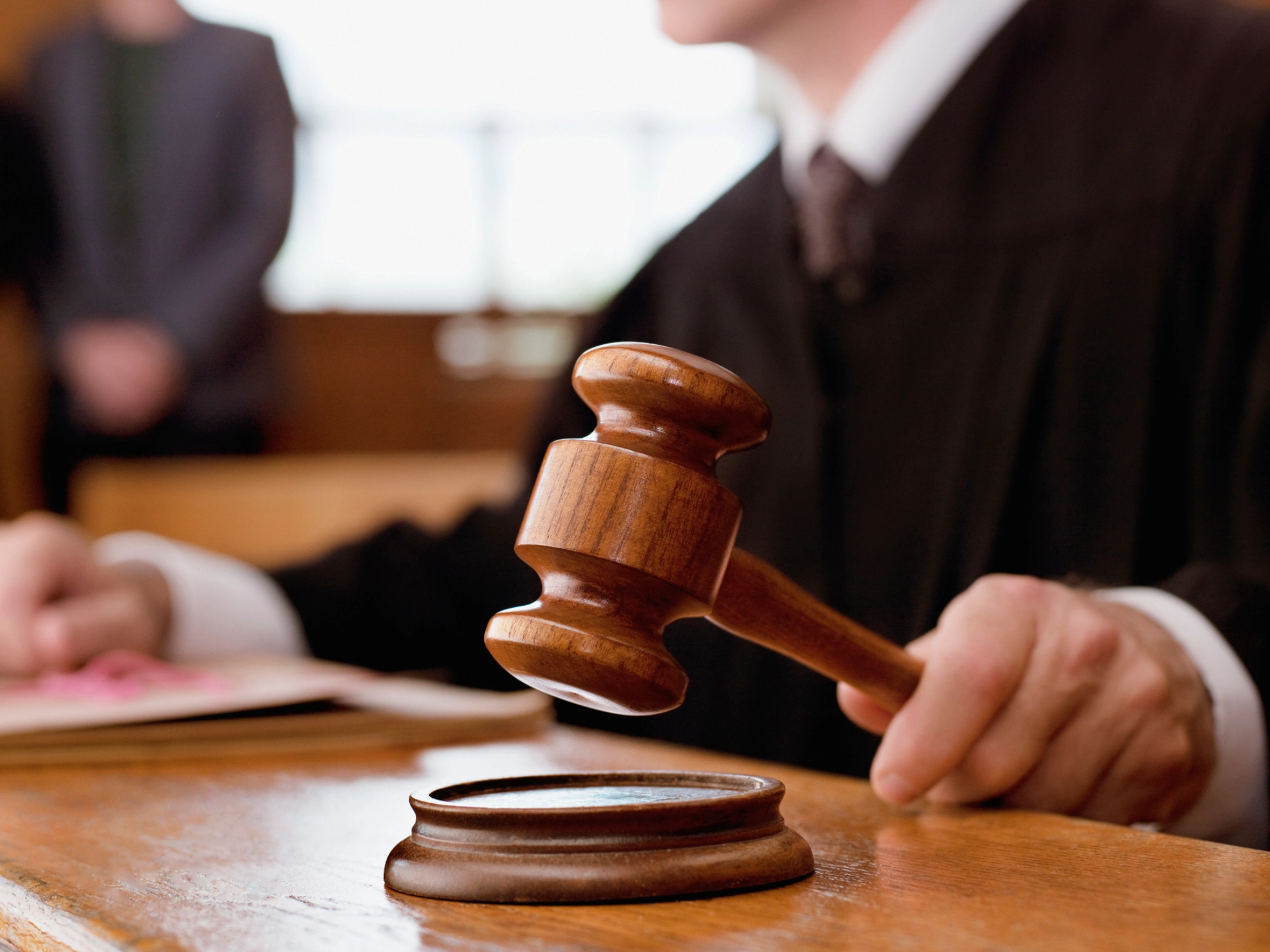 Ein Richter schwenkt einen Richterhammer im Gerichtssaal