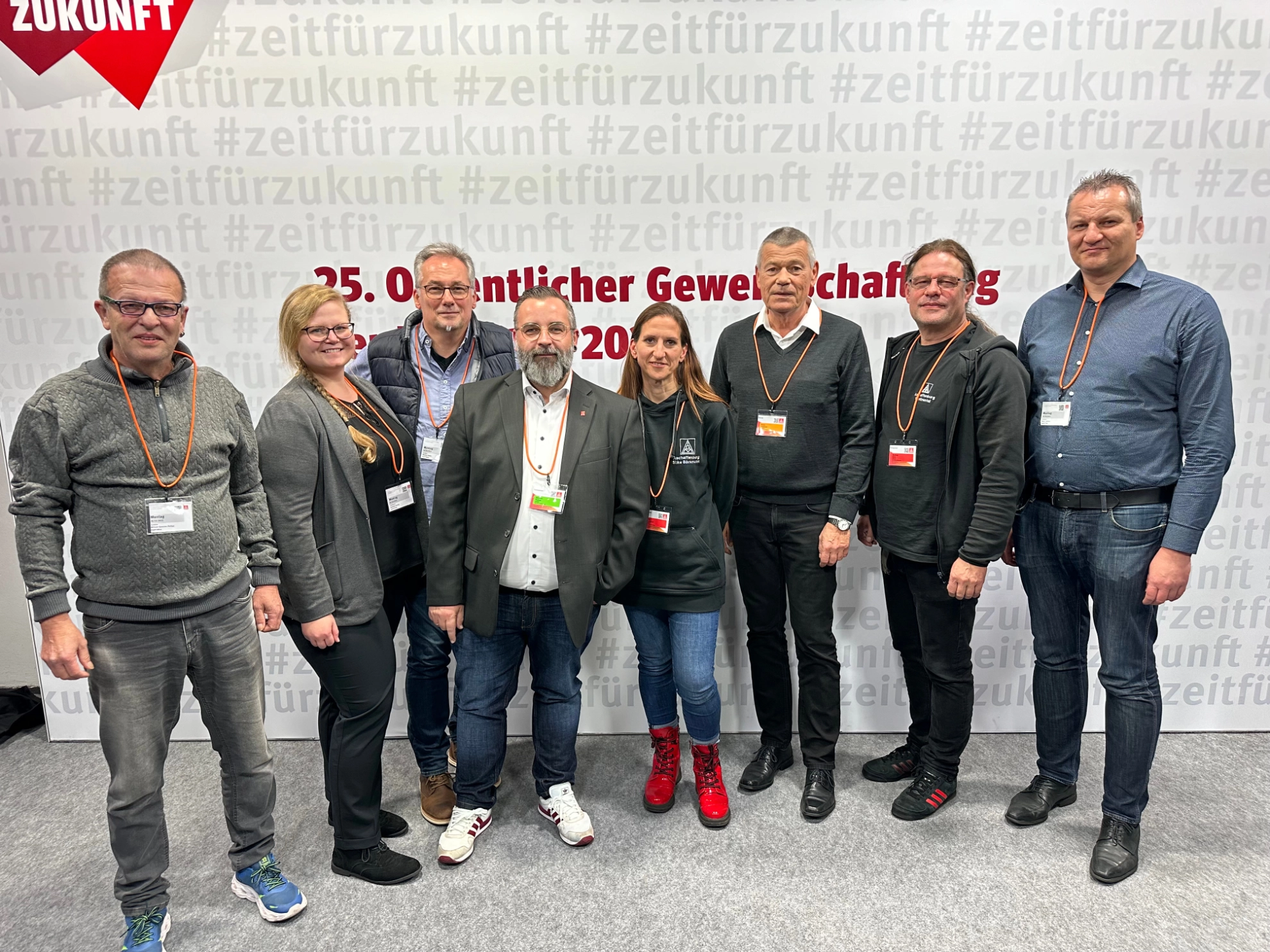 Die Delegierten, sowie die Gastzuhörer*innen, aus der Geschäftsstelle Aschaffenburg am Montag des Gewerkschaftstages 2023 in Frankfurt.