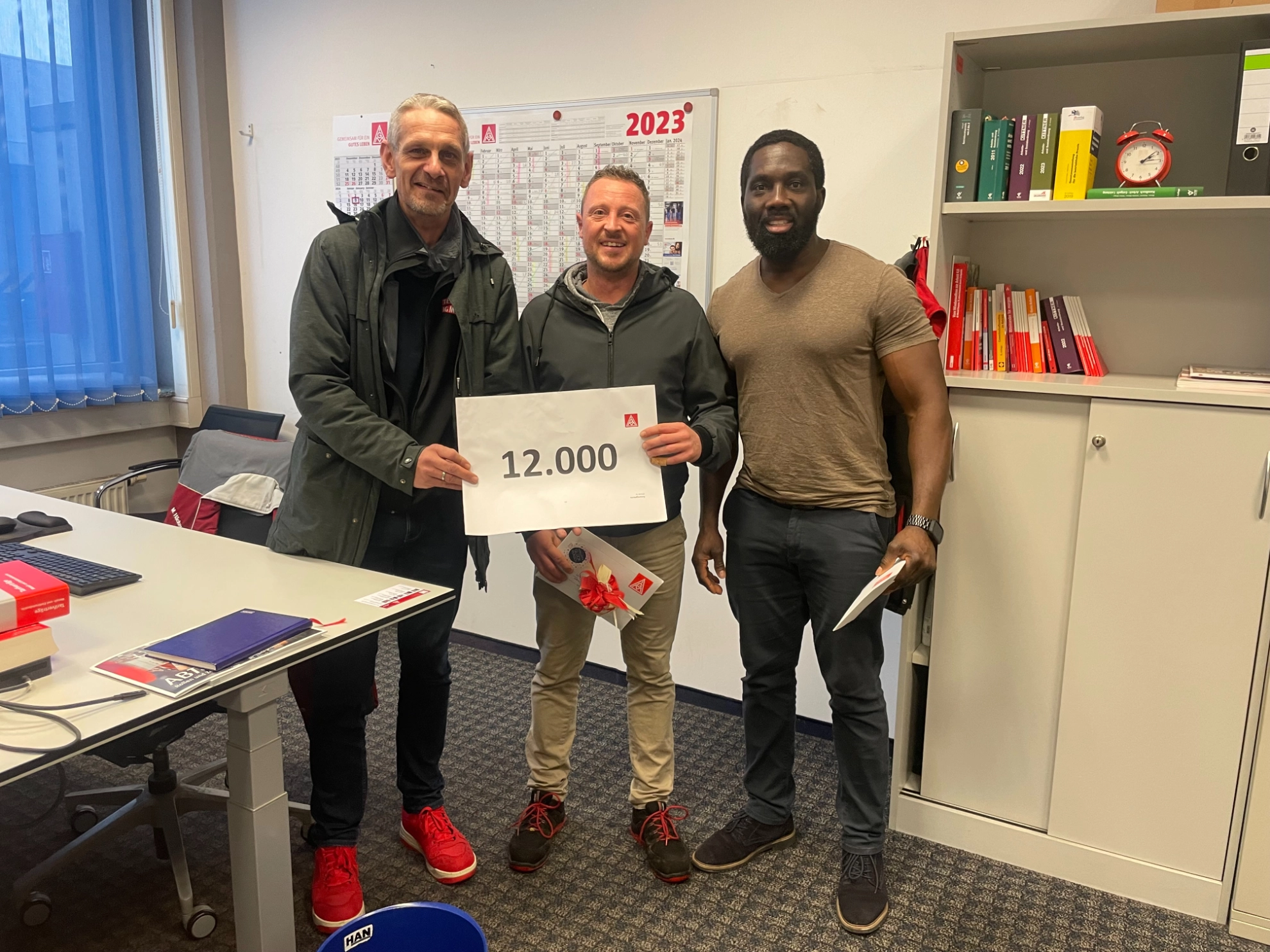 Percy Scheidler begrüßt das 12.000 Mitglied bei der IG Metall Aschaffenburg