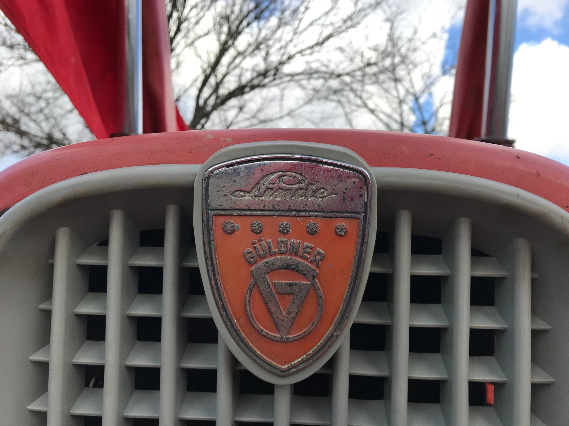 Es wird ein Typenschild eines alten Linde Güldner Traktor angezeigt