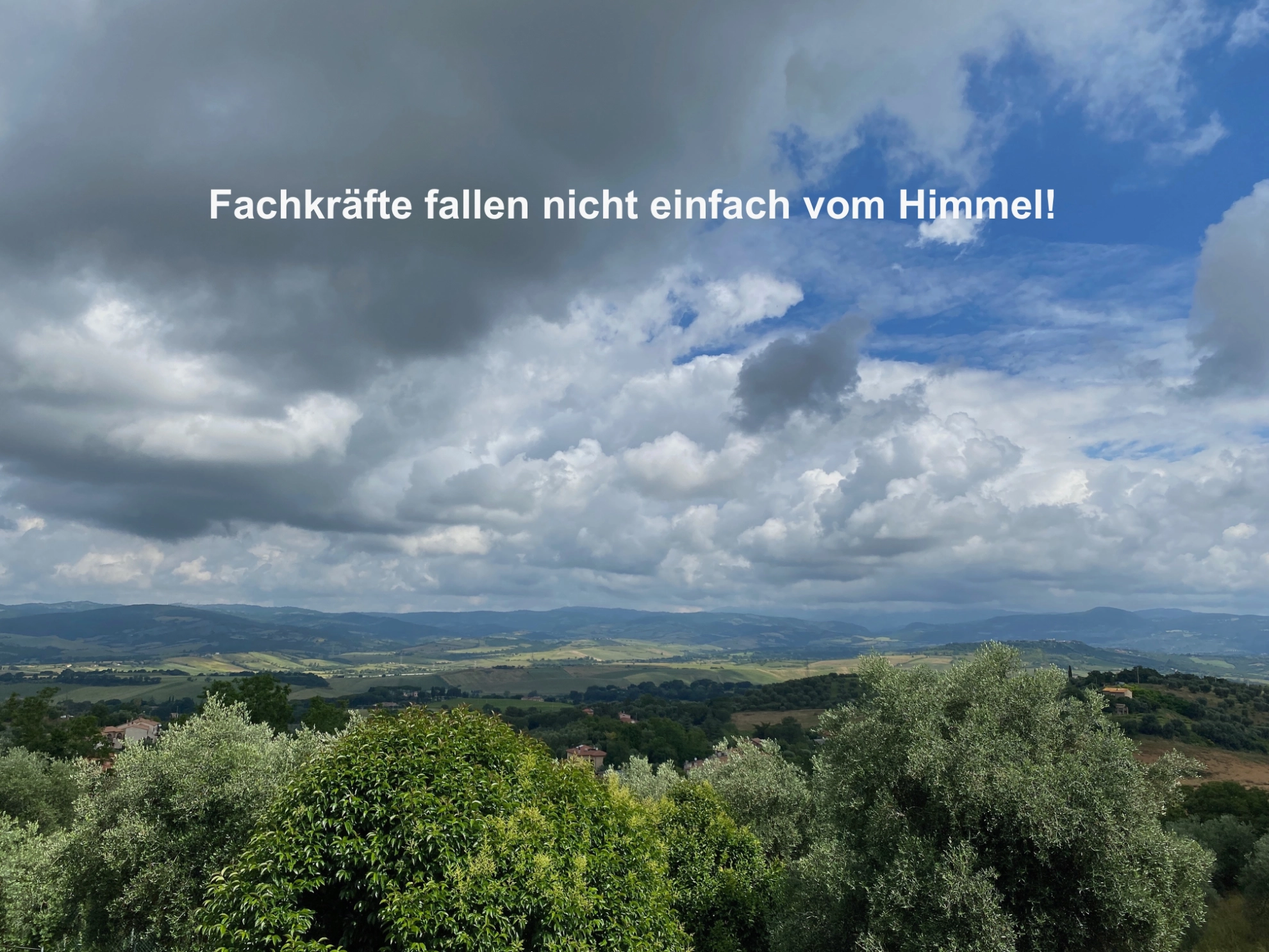 Ansammlung von Wolken am Horizont