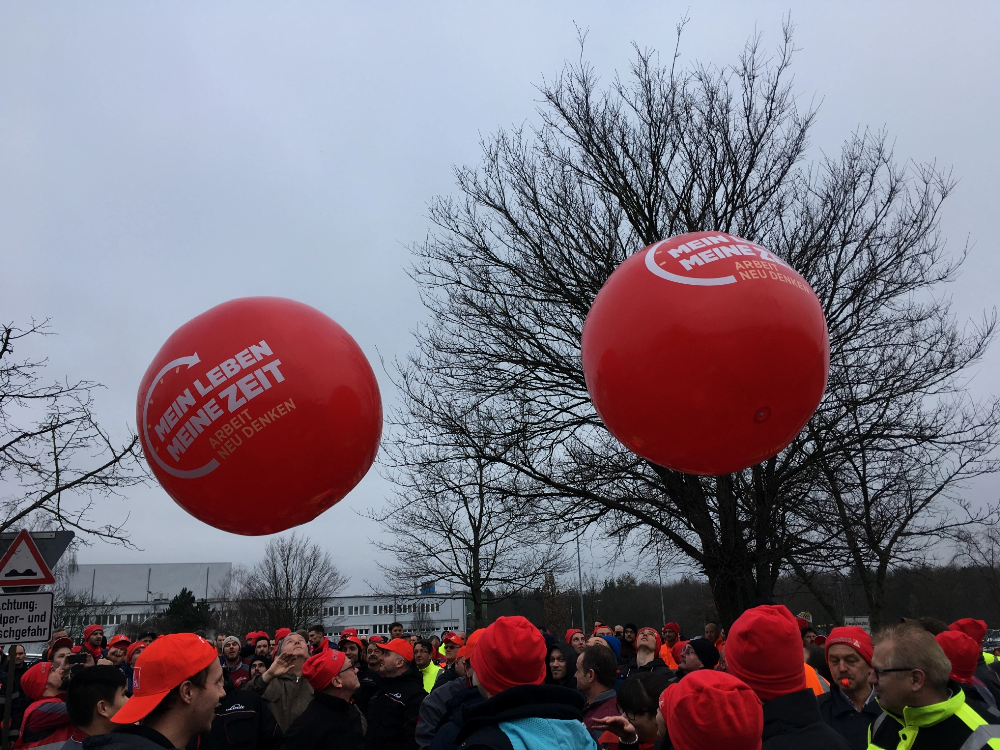 Das Bild zeigt zwei große Bälle mit der Aufschrift "Mein Leben meine Zeit - Arbeit Neu denken"