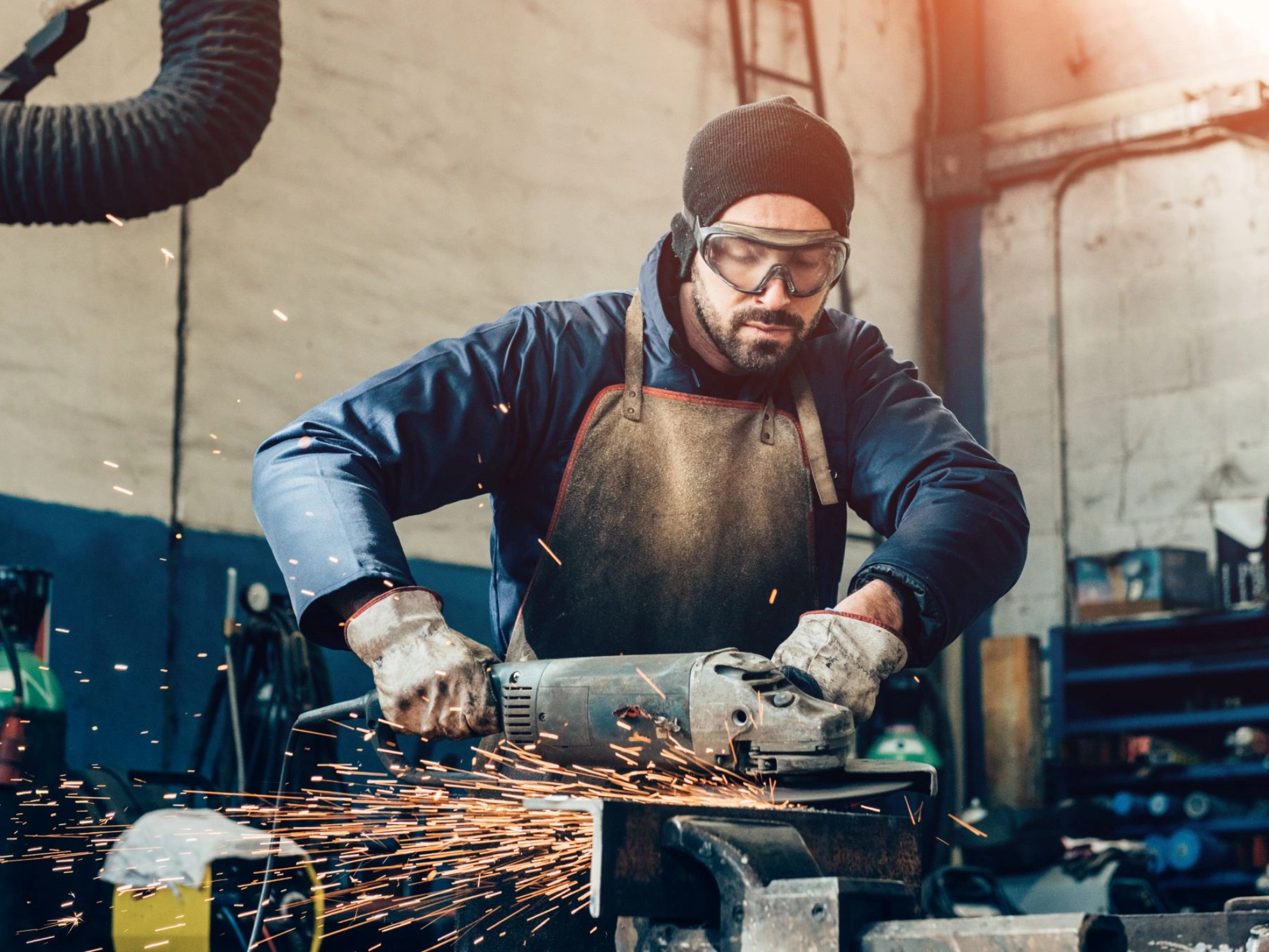 Metall-Arbeiter beim Schleifen