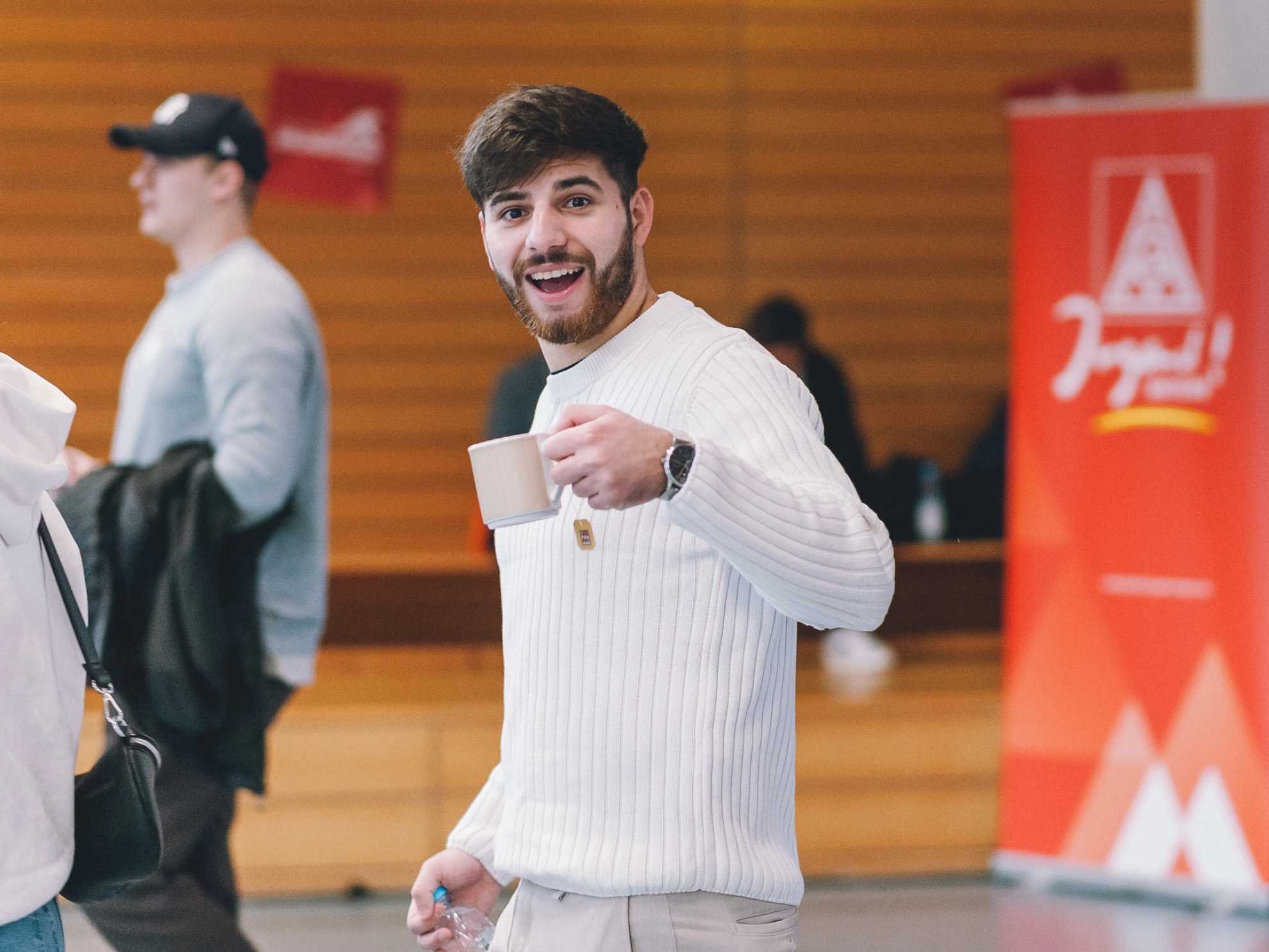Junger Aktiver der IG Metall mit einer Teetasse
