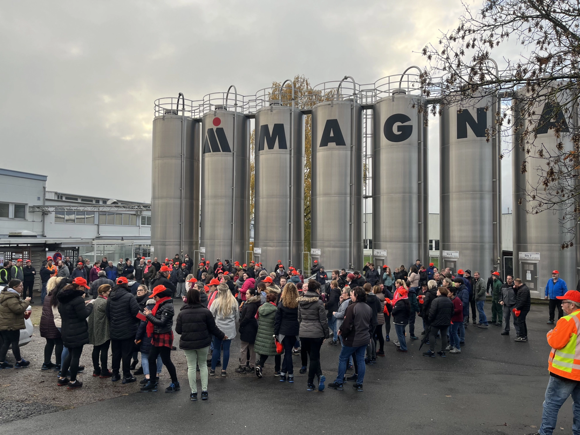 Warnstreik bei Magna Mirrors in Dorfprozelten am 16.11. im Rahmen der Tarifrunde M+E 2022