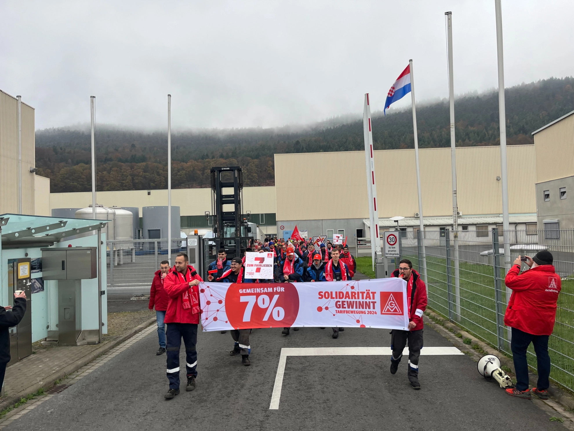 Ziemann Beschäftigte beim Demozug aus dem Betriebsgelände