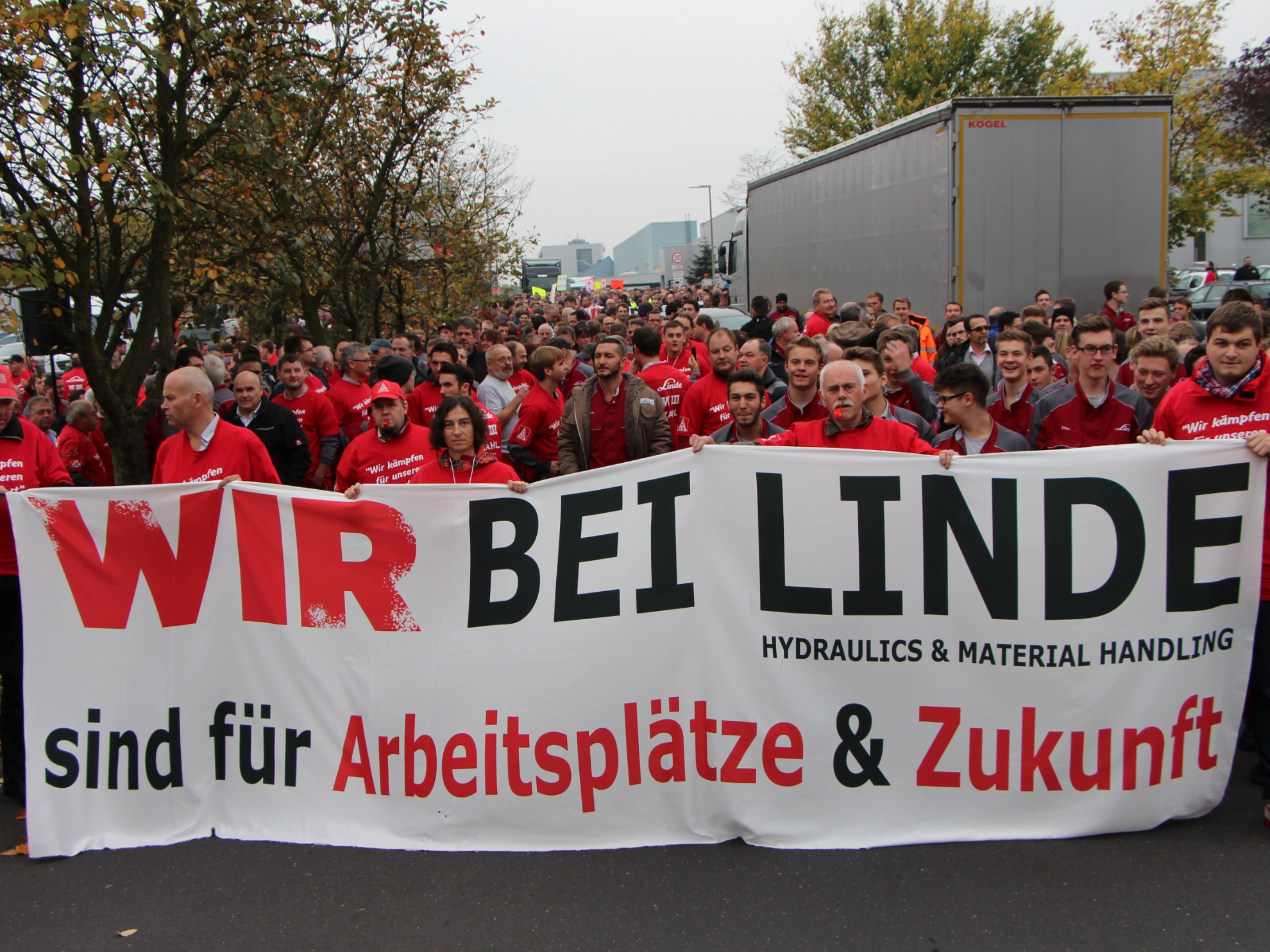 Demonstranten mit Banner bei der "Wir sind Linde" Demo am 30.11.2014