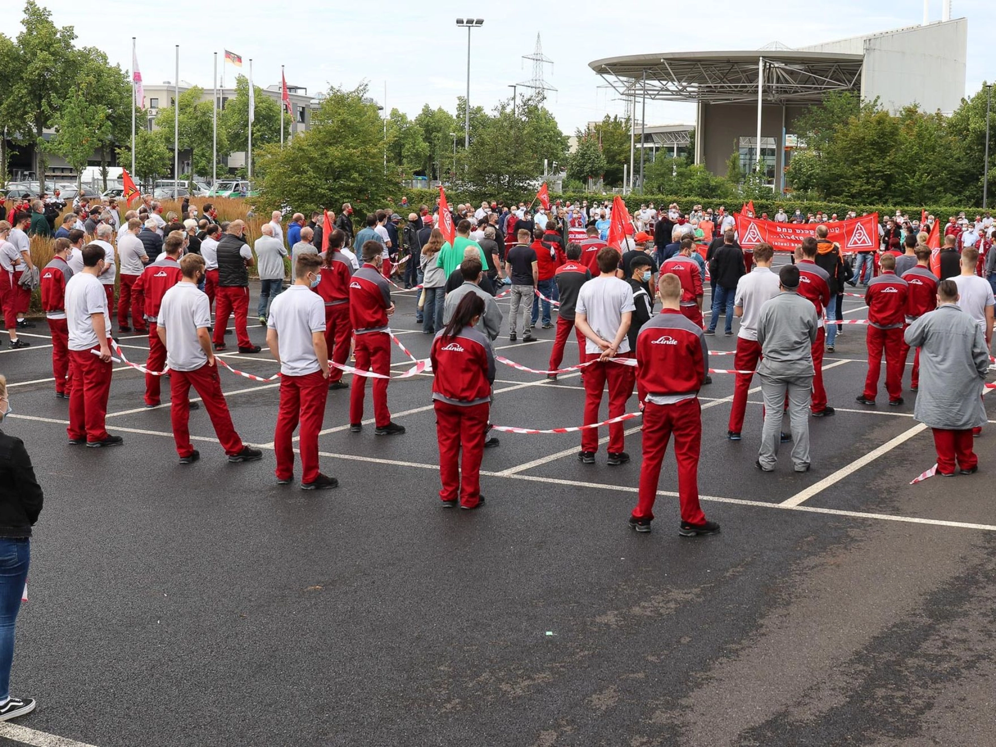 Das Bild zeigt Beschäftigte von Linde Hydraulics bei ihrem Protest im Rahmen einer MUTigen Frühstückspause