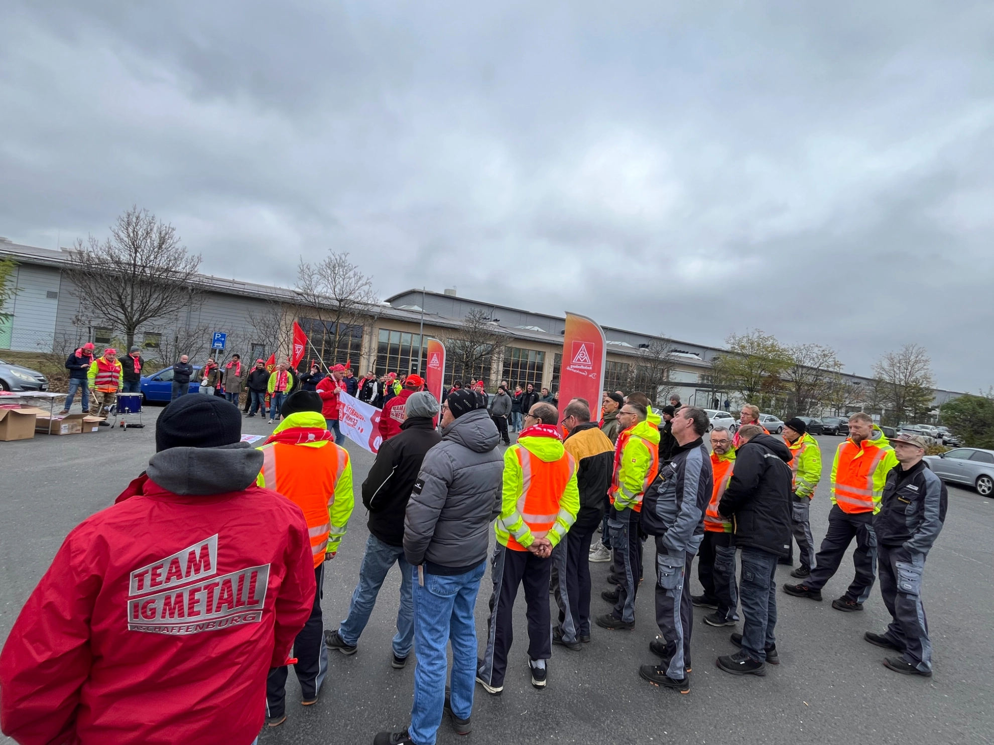 Beschäftigter der Firmen Bühler Alzenau, SensyMIC und Continental Safety Engineering bei der gemeinsamen Warnstreikkundgebung in der Carl-Zeiss-Straße!