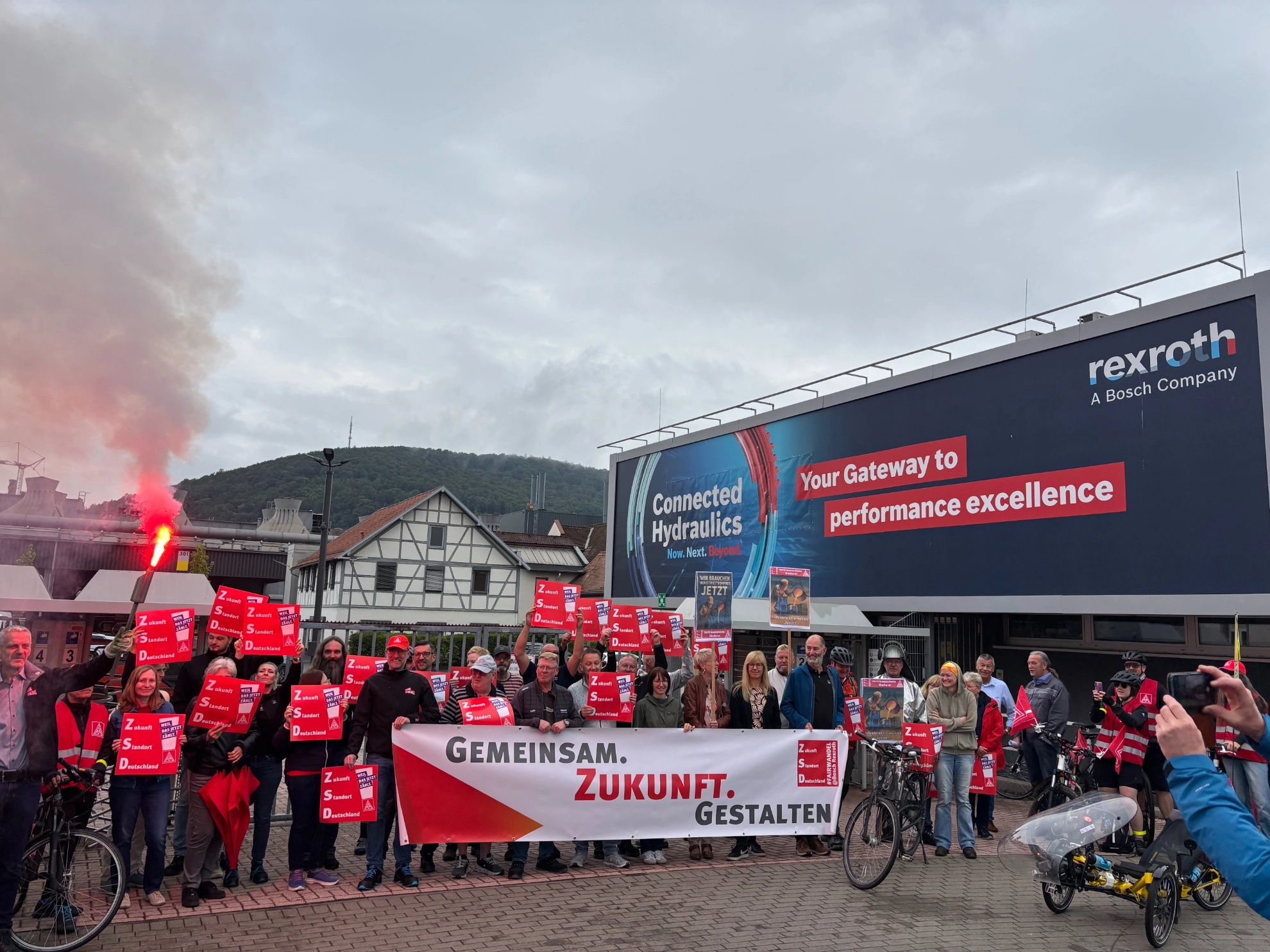 Vor der Rexroth Gießerei in Lohr am Main versammeln sich aktive Gewerkschafter um die Flamme der Solidarität in einem Fahrradkorso nach Aschaffenburg zu bringen
