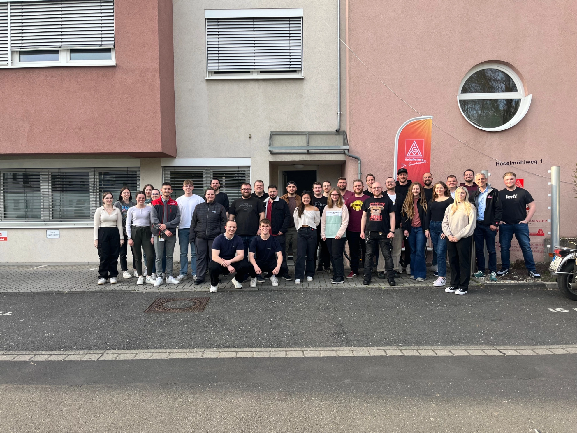Nach der Wahl der neuen OJA-Leitung versammelten sich alle Teilnehmer:innen zum Gruppenbild am Sitz der IG Metall Aschaffenburg