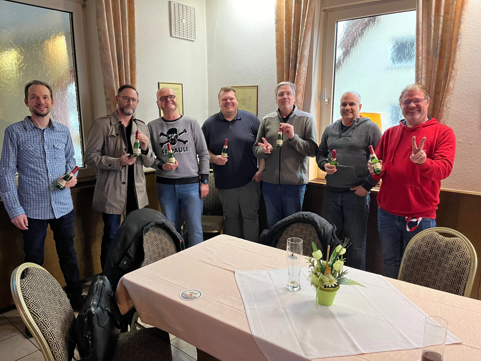 Mitglieder stoßen auf den erfolgreichen Rechtsstreit an.