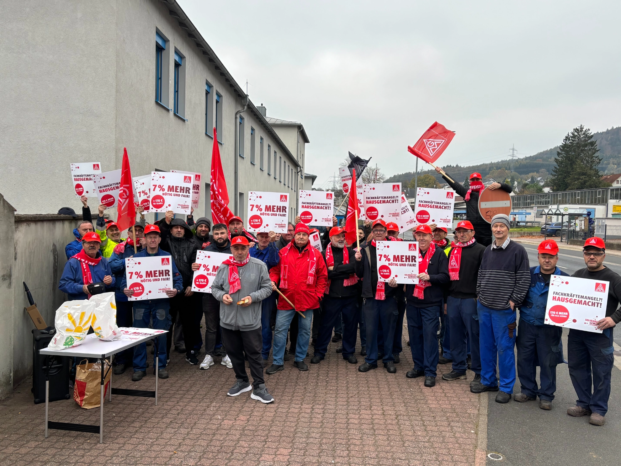Warnstreikende bei Düker in Laufach - die Produktion stand still!