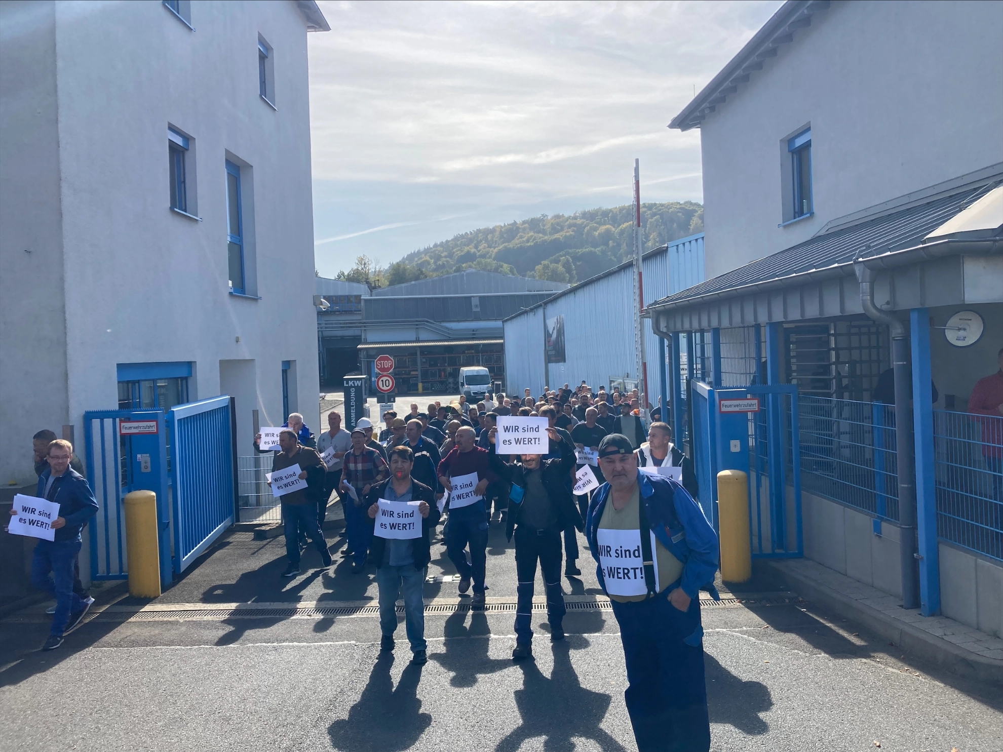 Protest bei Düker in Laufach! Die Beschäftigen zeigen sich mit ihren Kolleg*innen in Karlstadt solidarisch, wo die Gießerei geschlossen werden soll