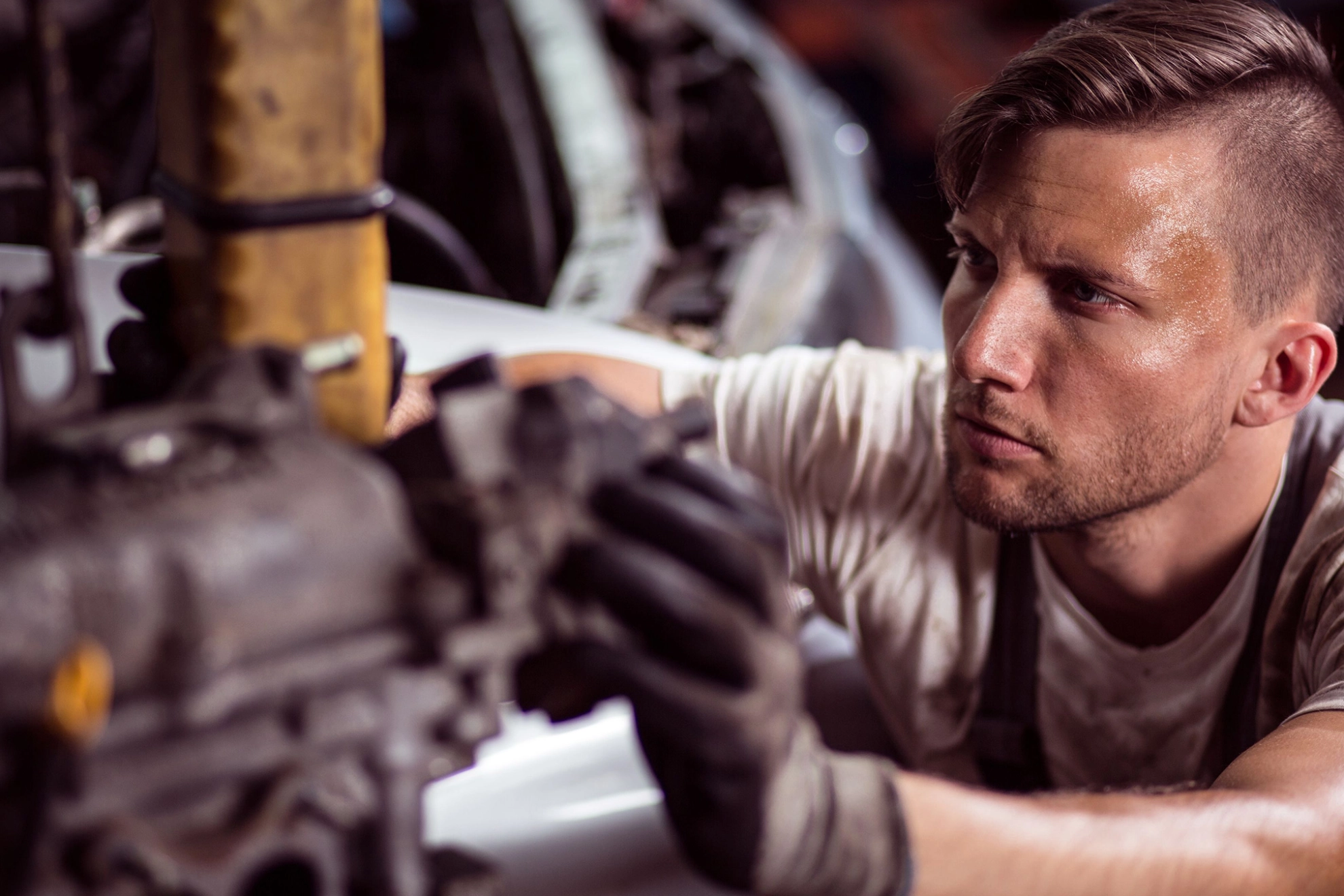 Kfz-Mechaniker inspiziert einen Motorblock