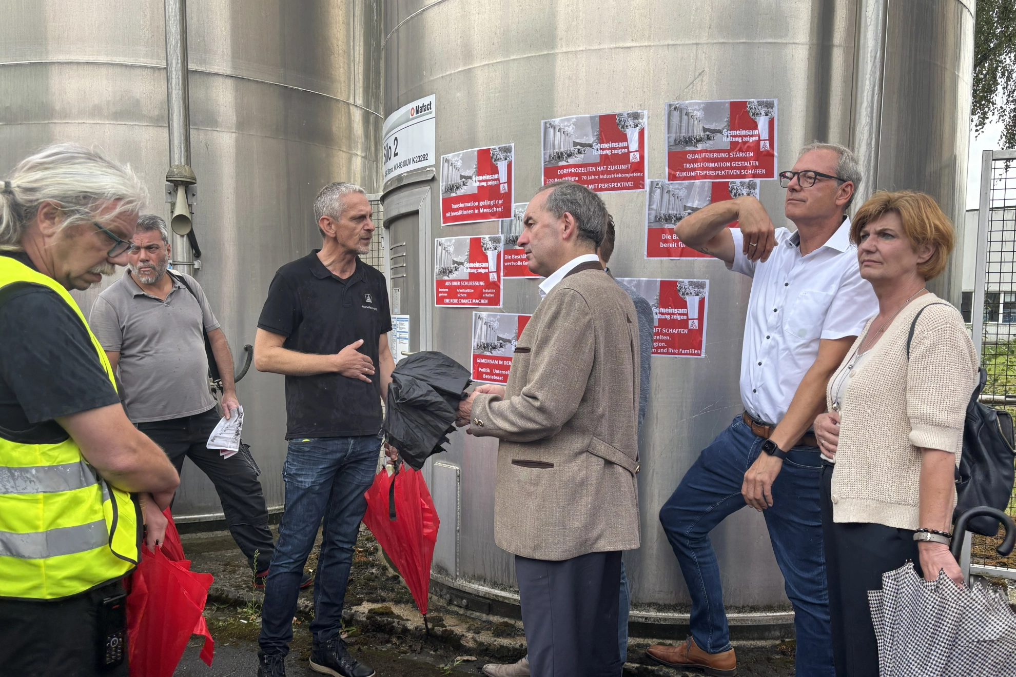 Hubert Aiwanger informiert sich über die aktuelle Situation bei Magna in Dorfprozelten. Die Belegschaft, Betriebsrat und IG Metall sowie regionale Politik sind im Dialog mit dem Wirtschaftsminister