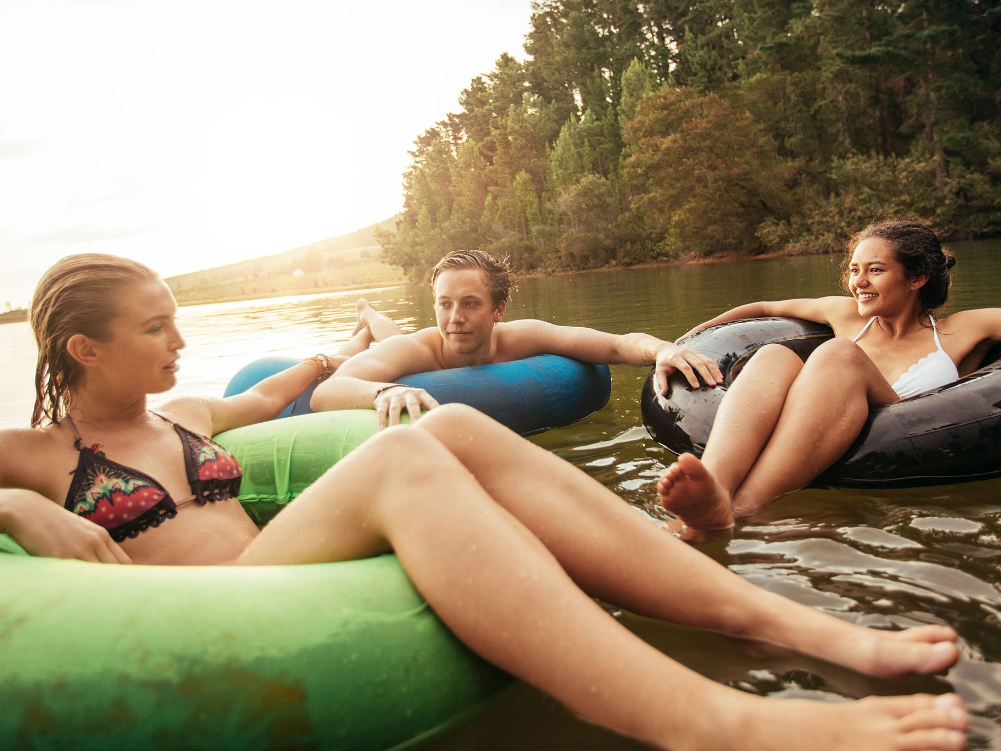 Drei Jugendliche auf dem See