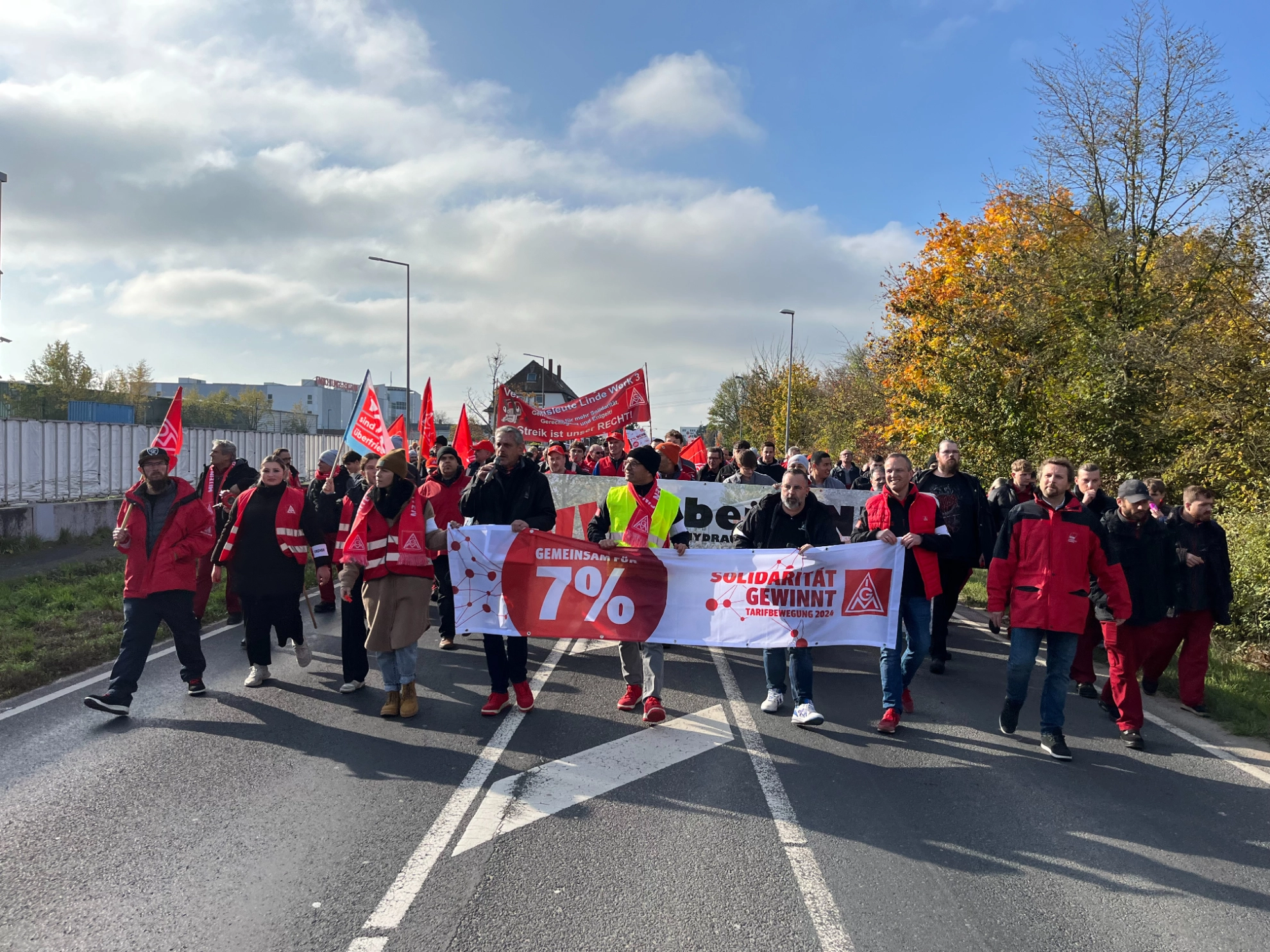 Warnstreikende der Aschaffenburger Linde Material Handling Betriebe, von Linde Hydraulics, AB gusstech, ZF Lifetec, Kion IT Management und proplan beim Protestmarsch in Nilkheim