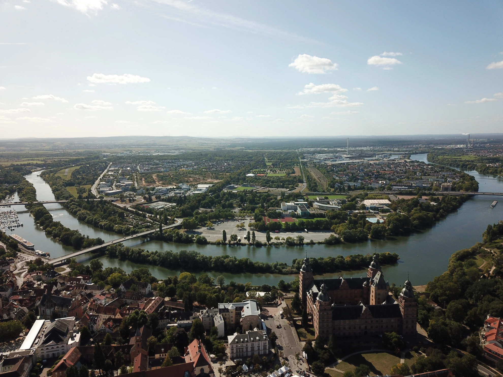 Mainschleife in Aschaffenburg mit Schloss im Vordergrund