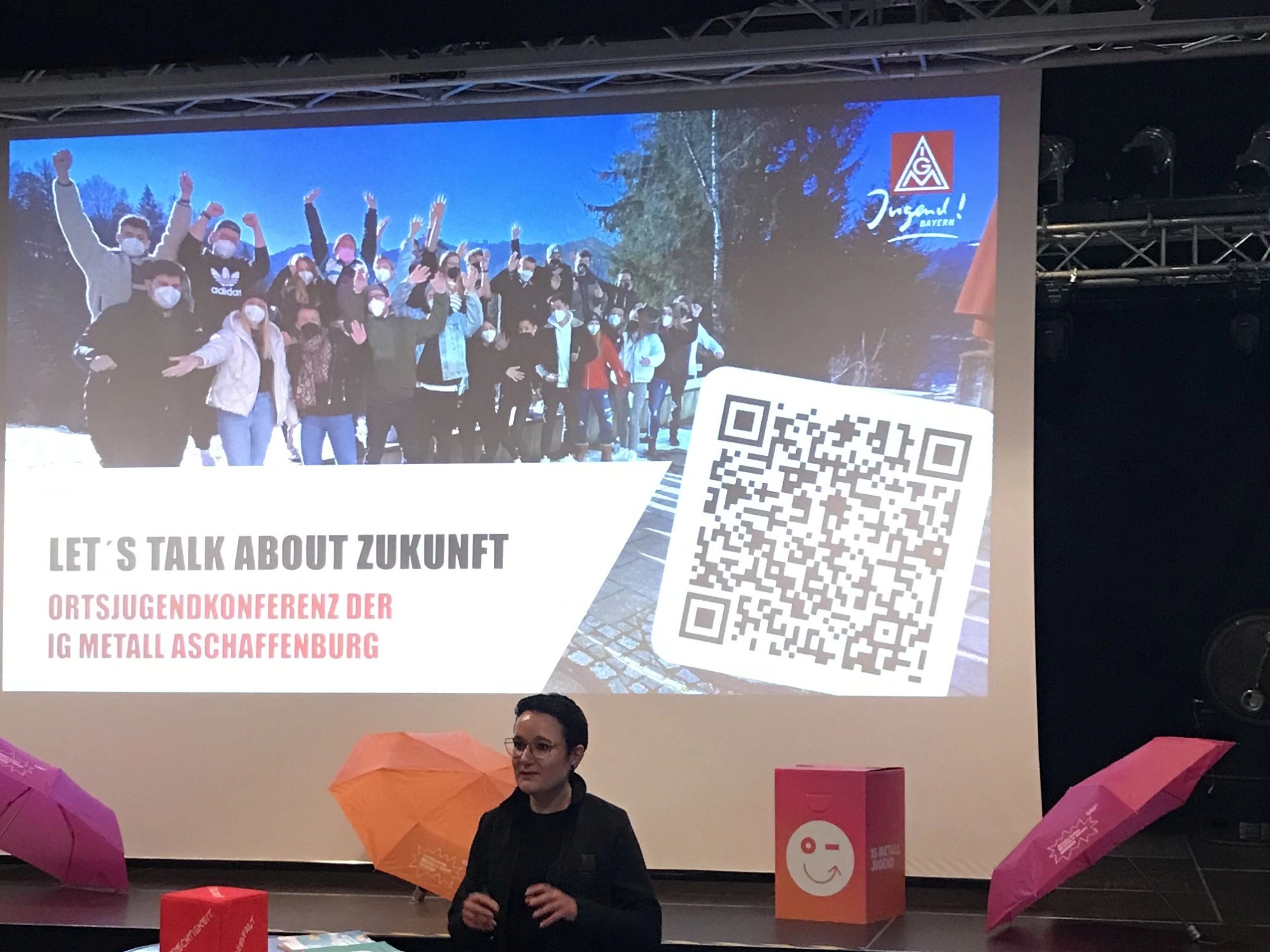 Eva Wohlfahrt (Bezirksjugendsekretärin Bayern) vor der Bühne.