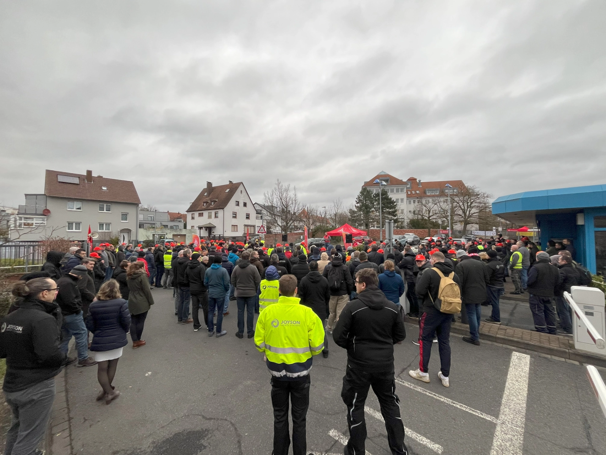 Die Warnstreikenden vor dem Werkstor bei Joyson Safety in Aschaffenburg