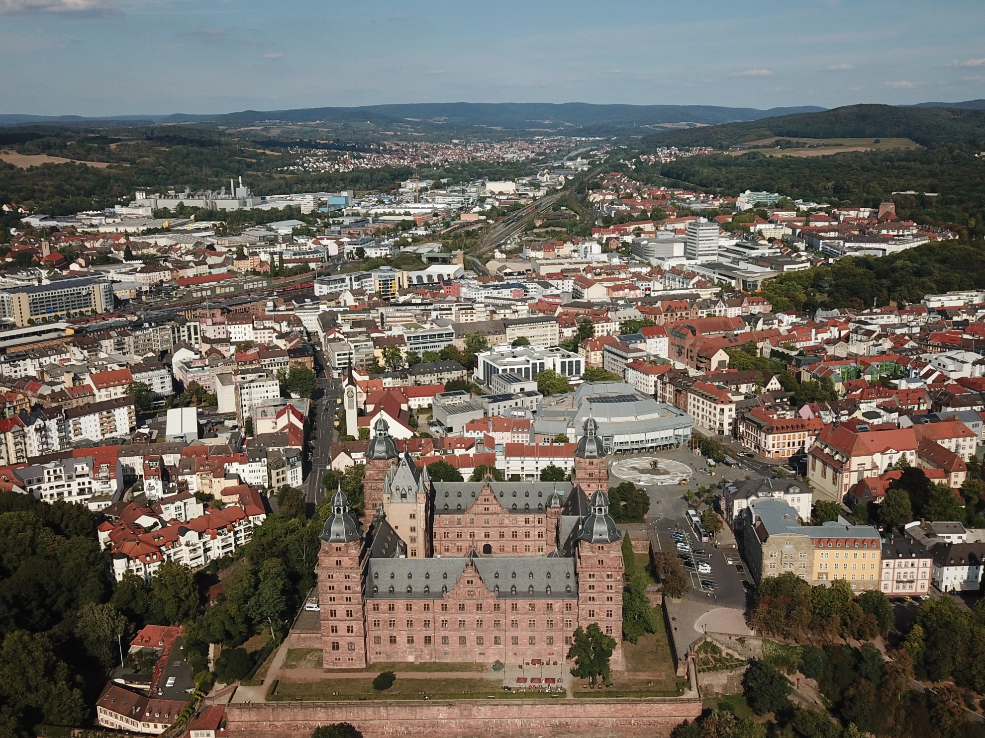 Luftbild von Aschaffenburg mit Schloss im Vordergrund.