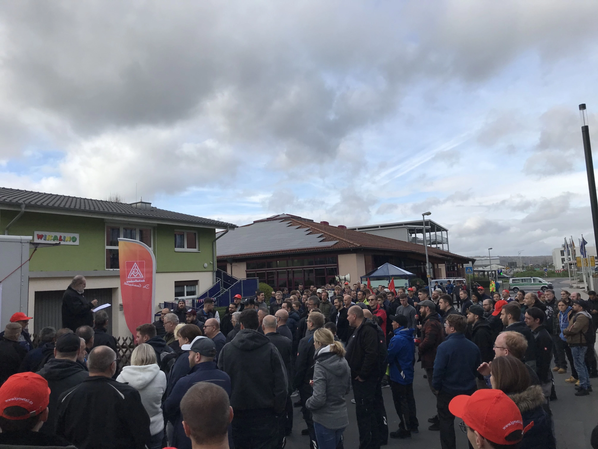 Warnstreik bei WIKA Alexander Wiegand in Klingenberg am 07.11. im Rahmen der Tarifrunde M+E 2022