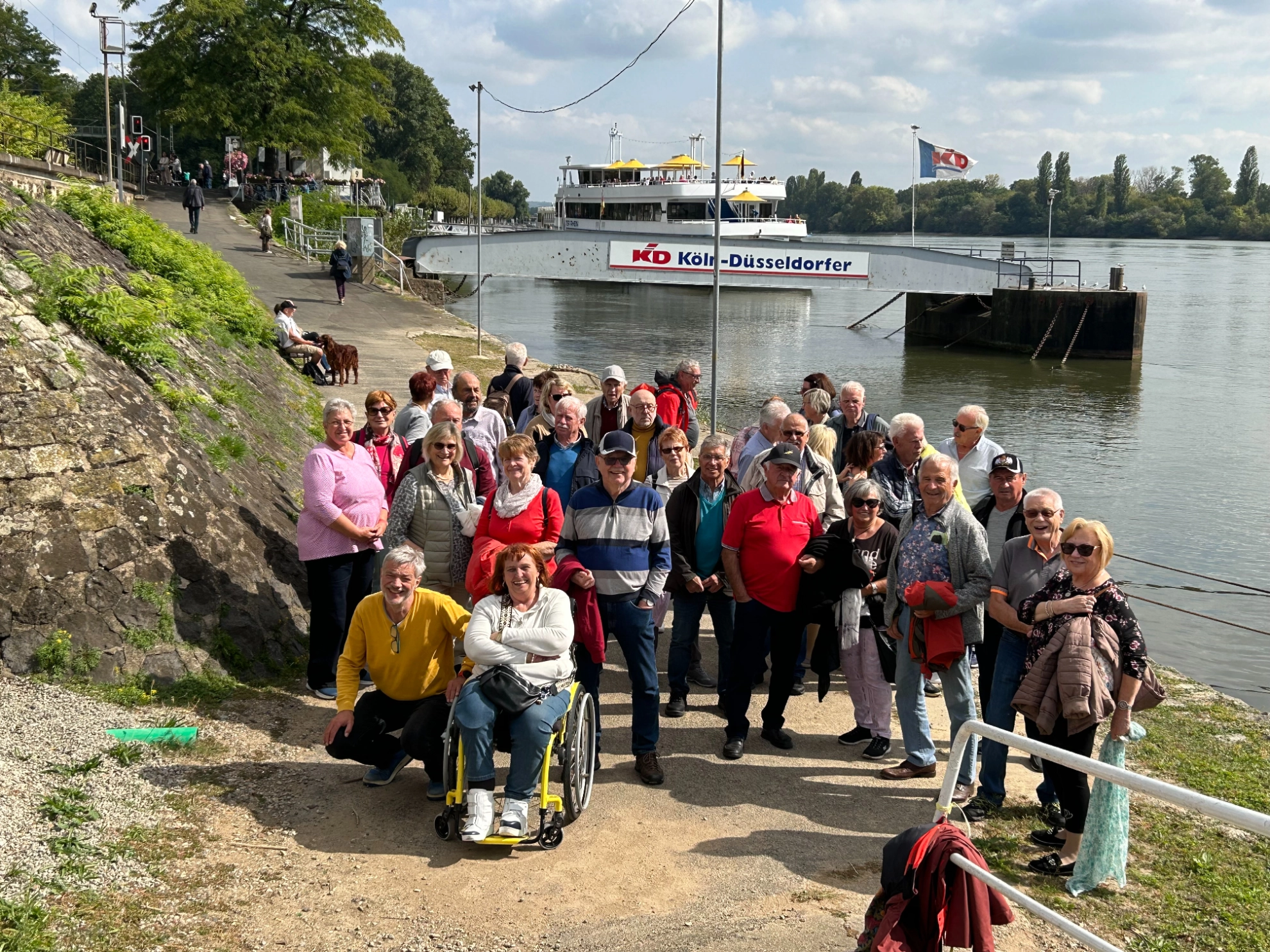 Der Senioren-Arbeitskreis der IG Metall Aschaffenburg am Schiffsanleger in Rüdesheim.