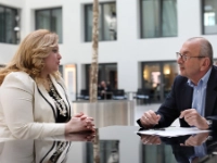 Eine Frau und ein Mann in einer Gesprächssituation im IG Metall Gebäude