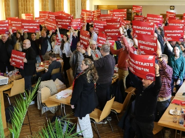 Vollbesetztes Haus - Gewerkschaften stehen zusammen