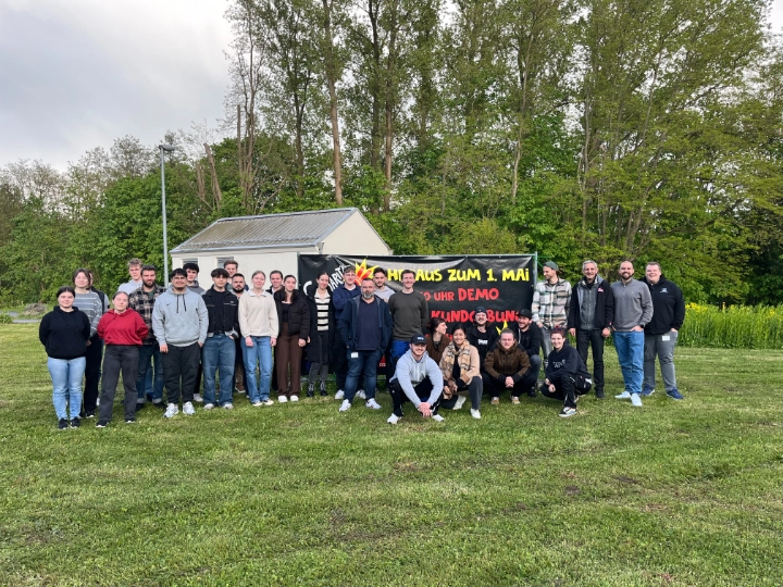 Gruppenfoto des Ortsjugendausschuss 2024 auf einer Wiese 
