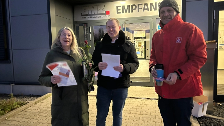 Im Rahmen einer Torverteilaktion erhalten die weiblichen Beschäftigten vor/nach Arbeitsbeginn ein Geschenk zum Internationalen Frauentag