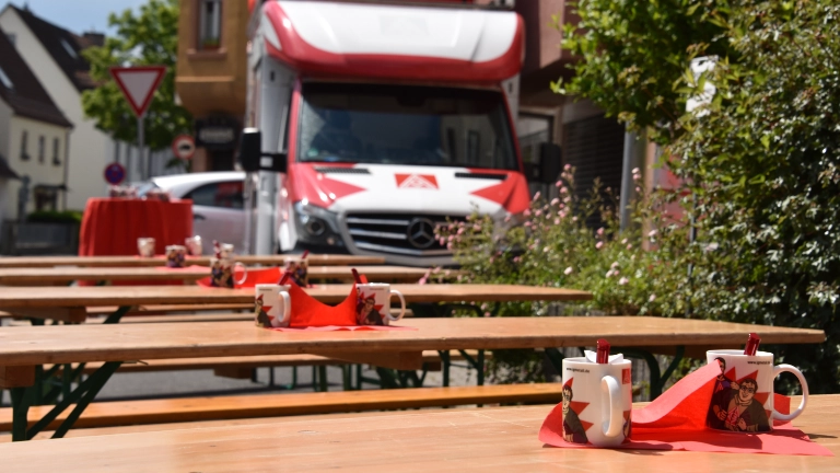 Festgarnituren mit Deko und im Hintergrund die Roadshow